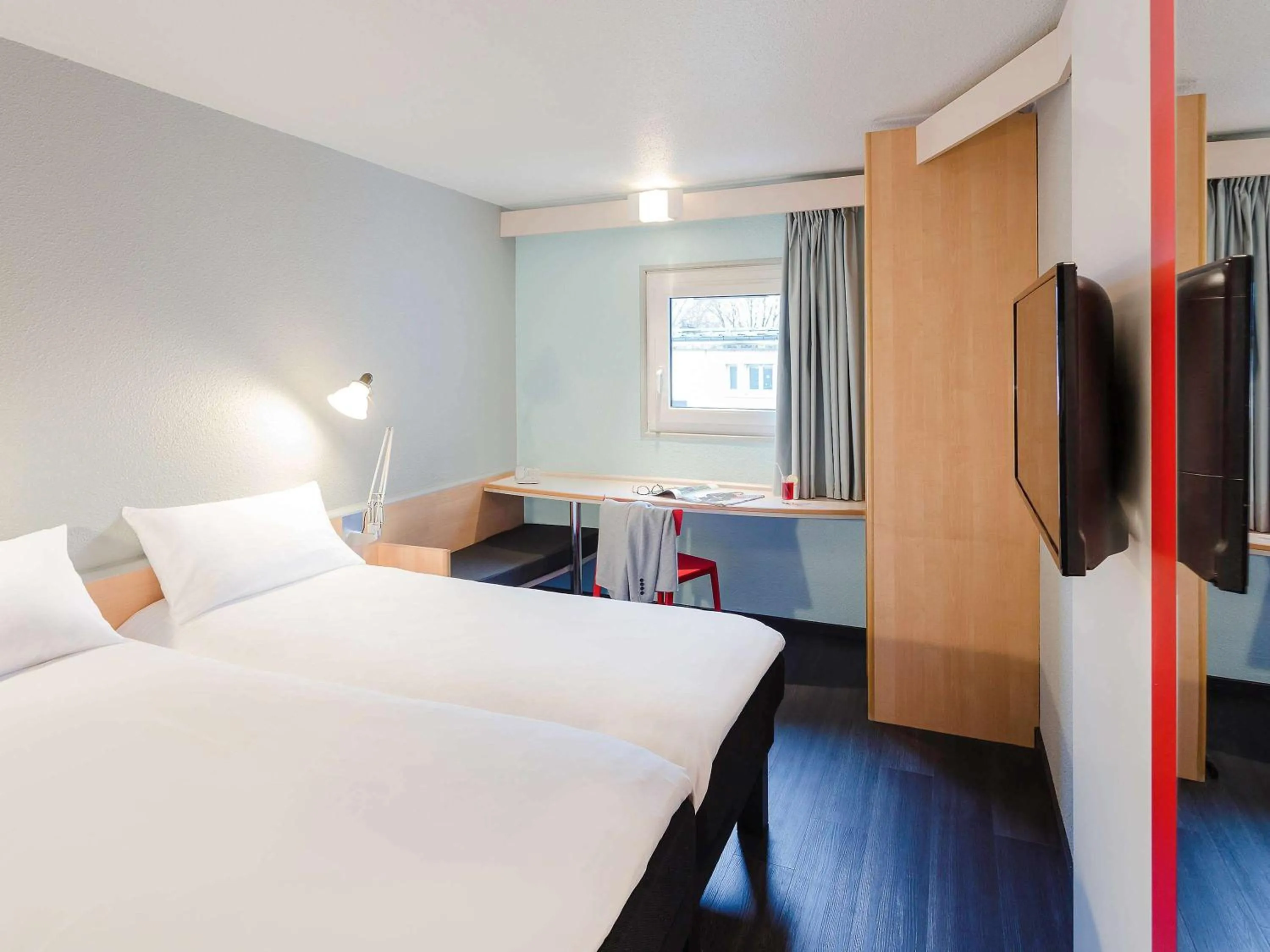 Photo of the whole room, Bed in Ibis Bourges Centre, Hôtel Restaurant