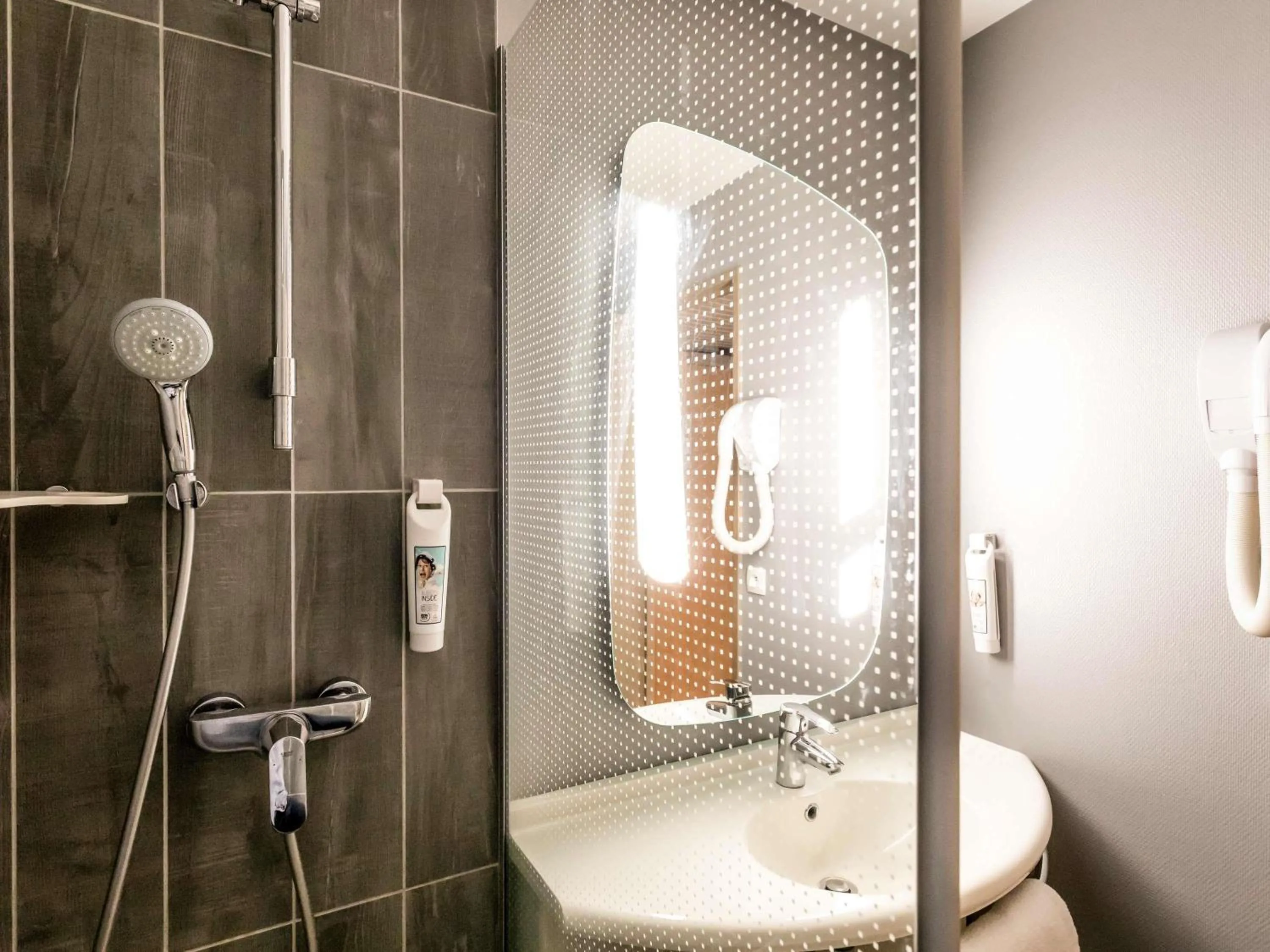 Property building in Ibis Bourges Centre, Hôtel Restaurant