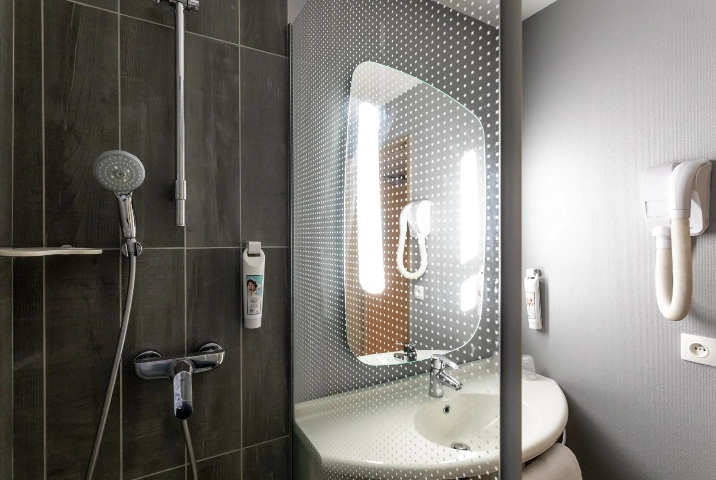 Bathroom in Ibis Bourges Centre, Hôtel Restaurant