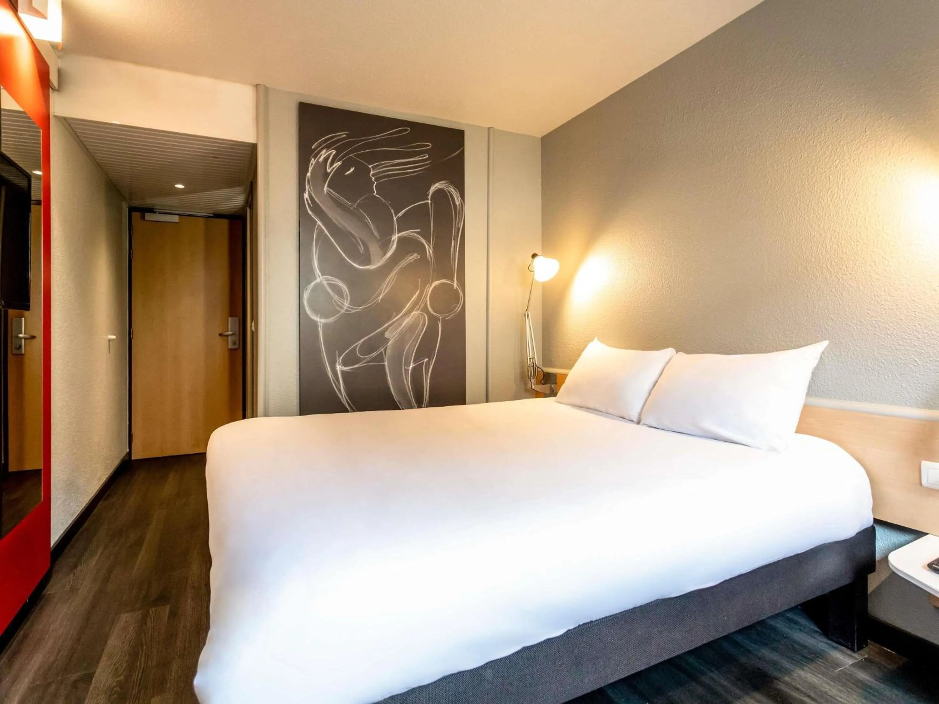 Property building, Bed in Ibis Bourges Centre, Hôtel Restaurant