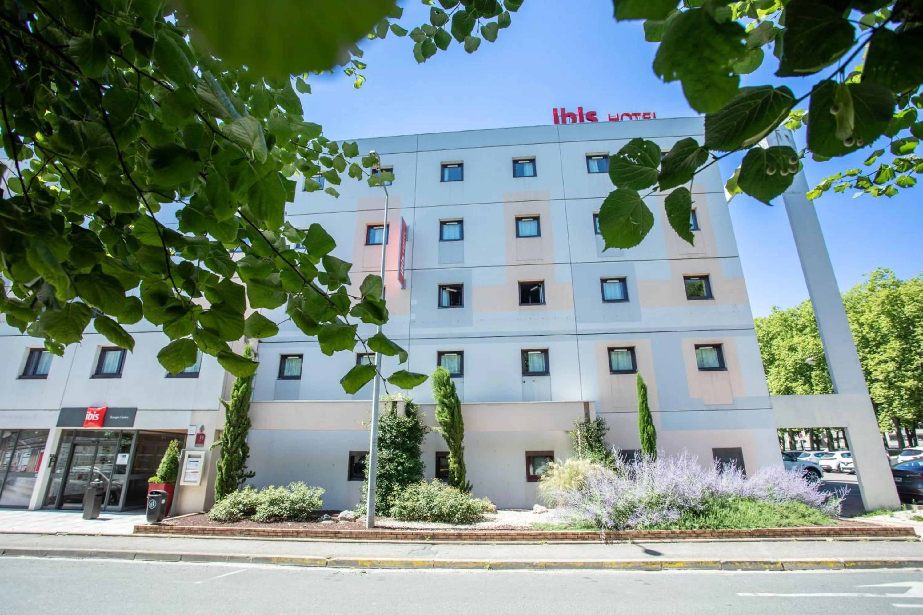 Property building in Ibis Bourges Centre, Hôtel Restaurant