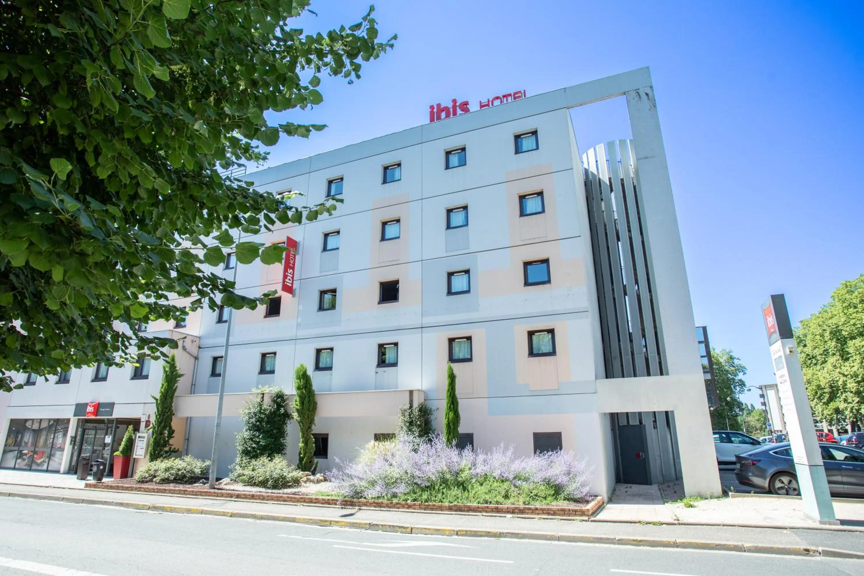 Property building in Ibis Bourges Centre, Hôtel Restaurant