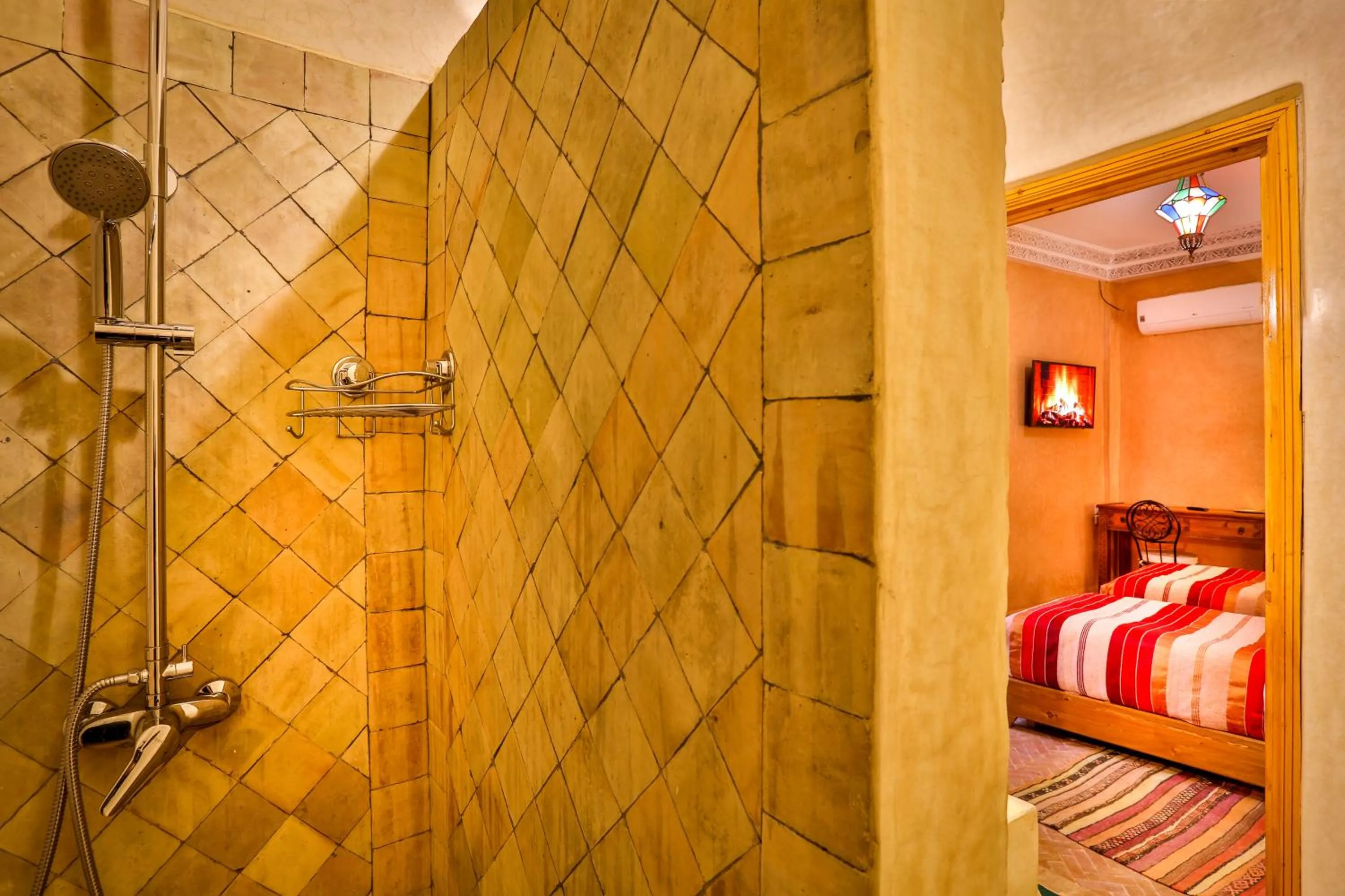 Shower, Bed in RIAD VILLA SIDI BABA