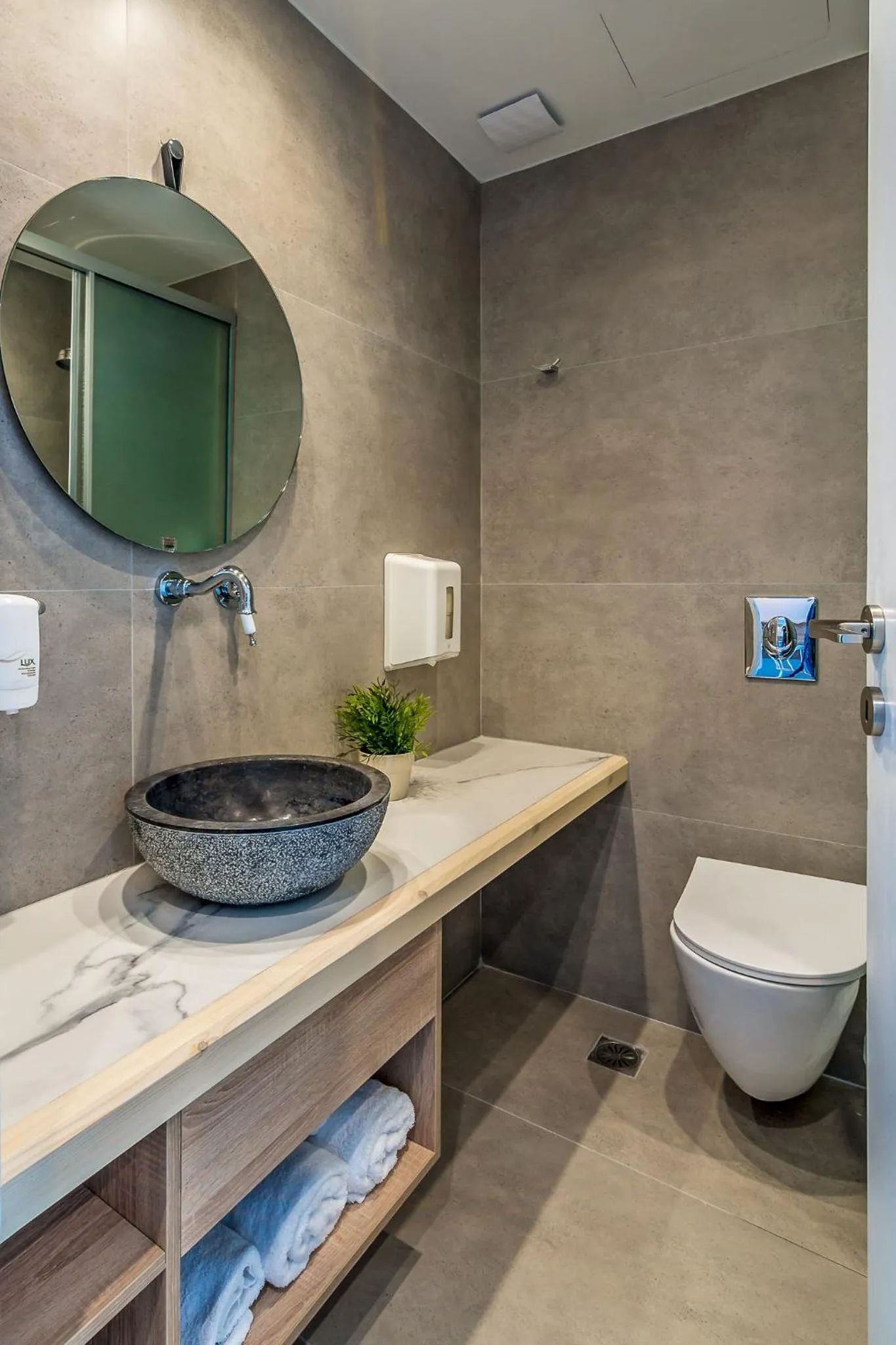 Toilet in Livikon by the Sea