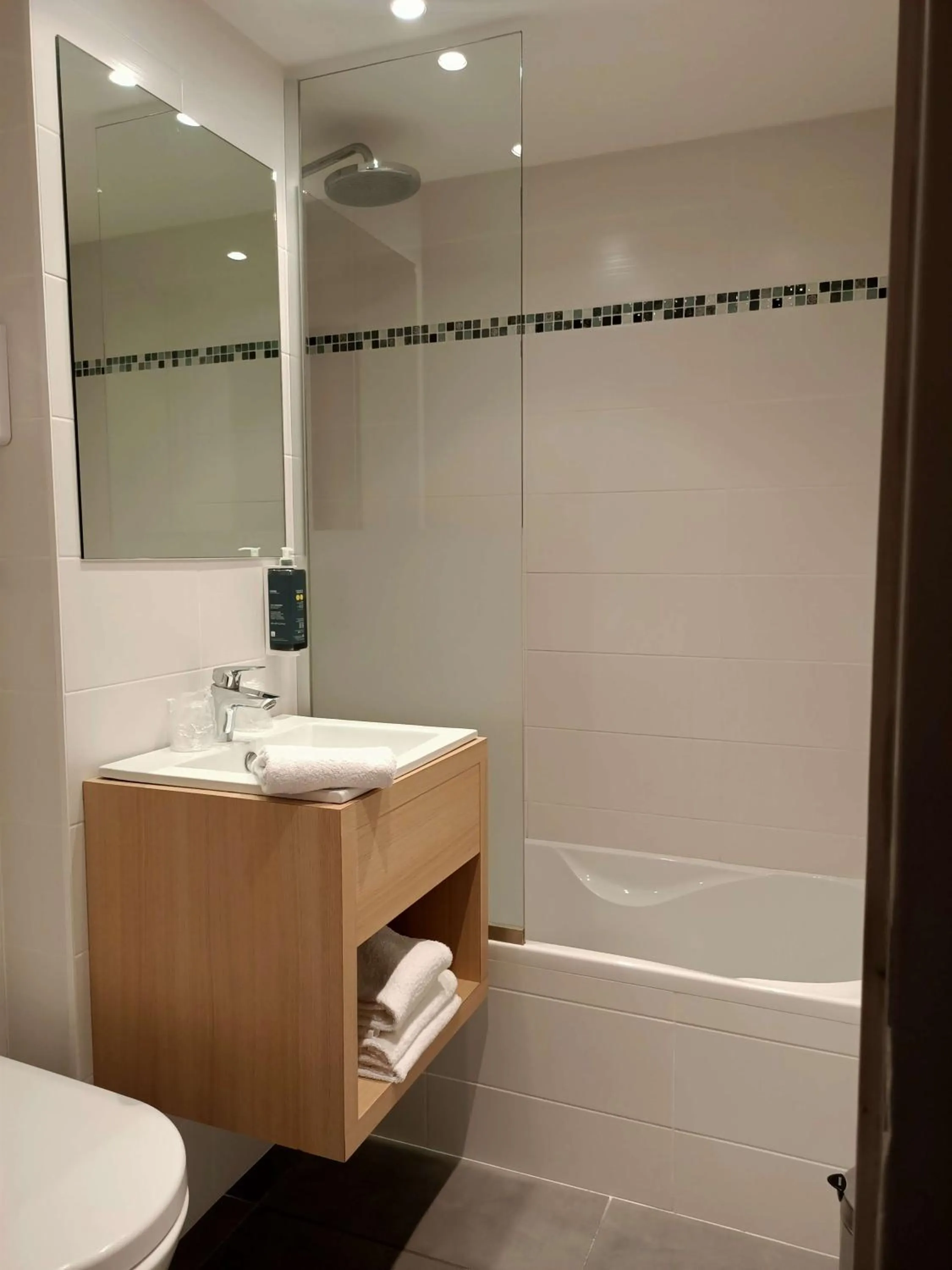 Bathroom in Brit Hotel Les Alizes