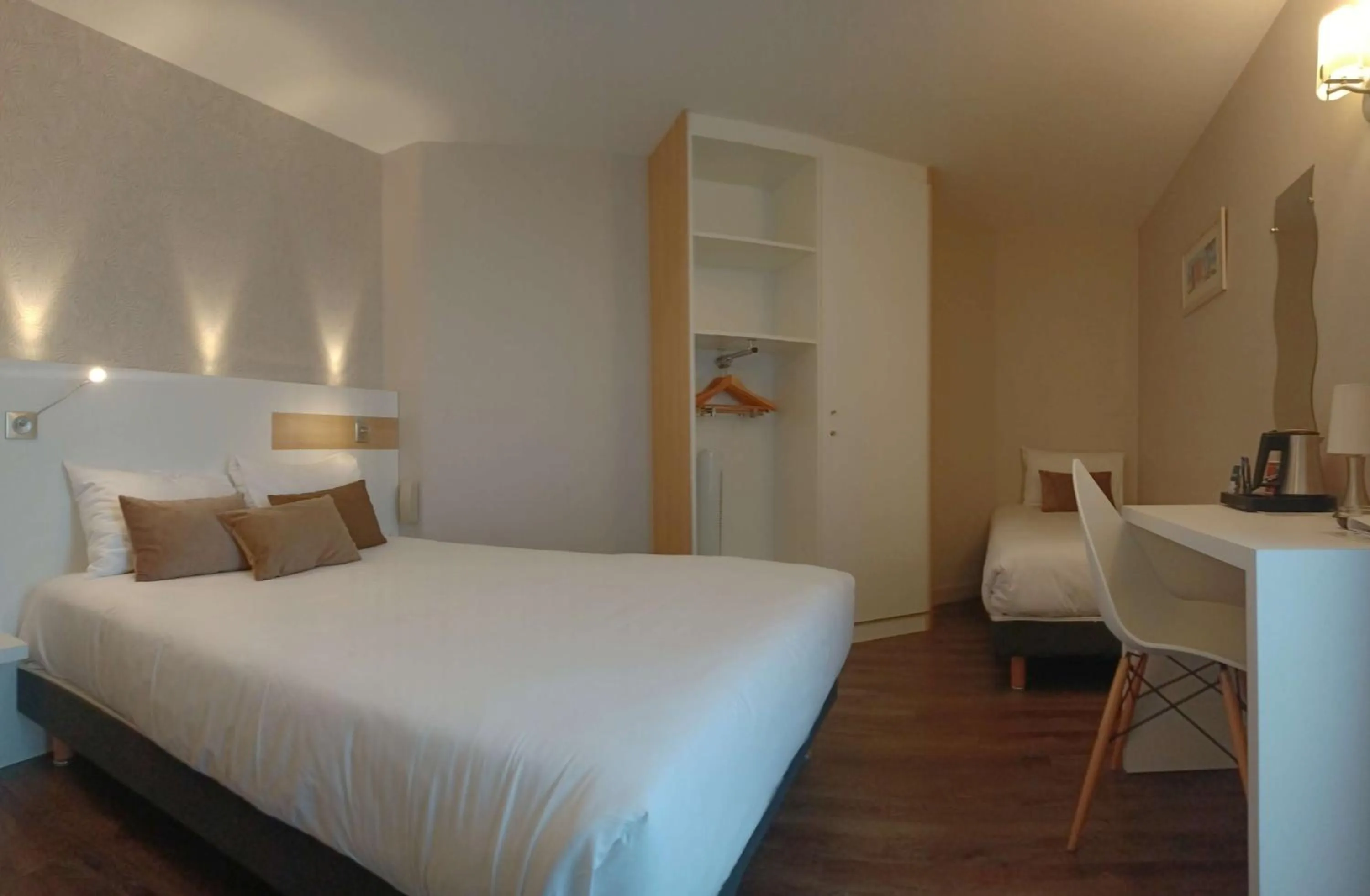 Bedroom, Bed in Brit Hotel Les Alizes