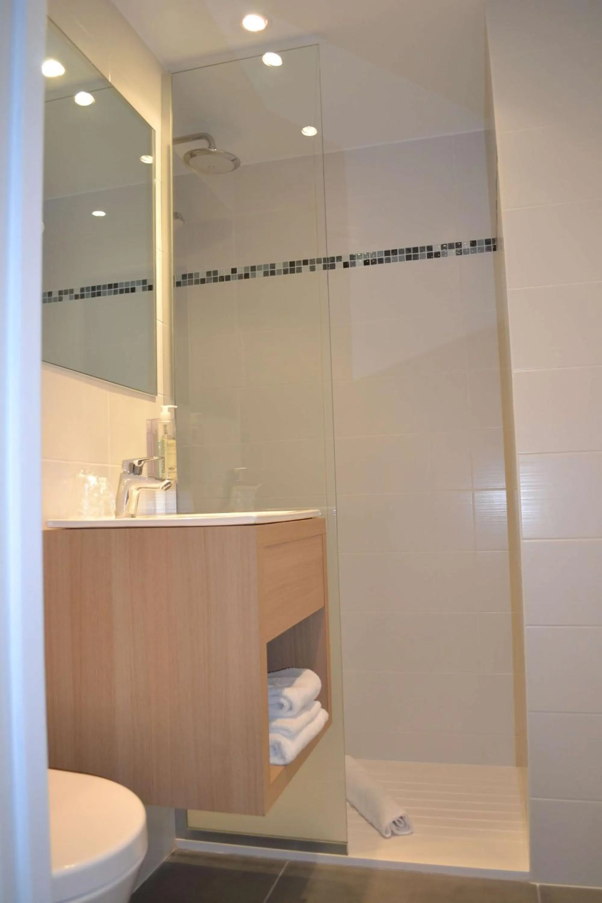 Bathroom in Brit Hotel Les Alizes