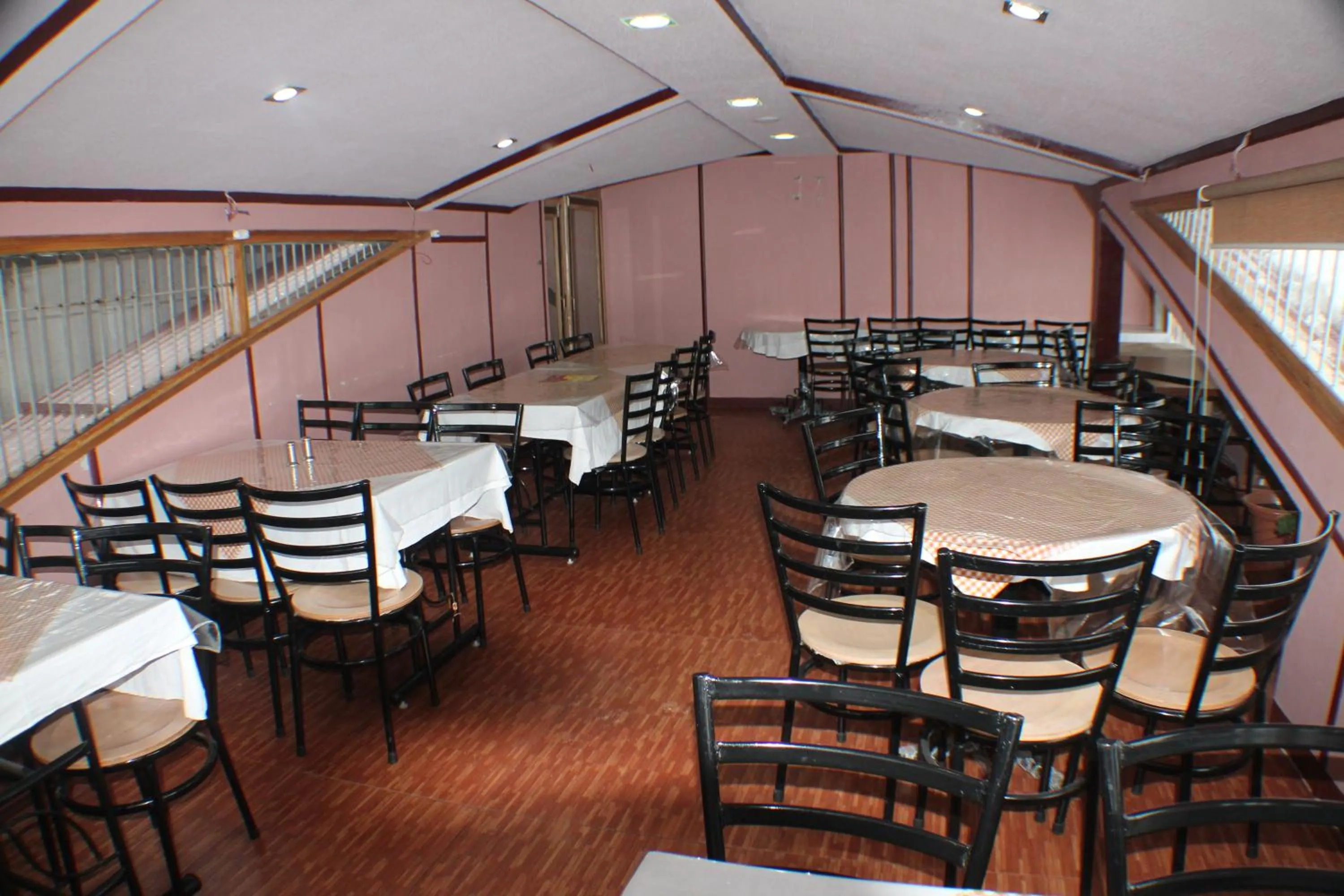 Restaurant/places to eat in Hotel Prestige