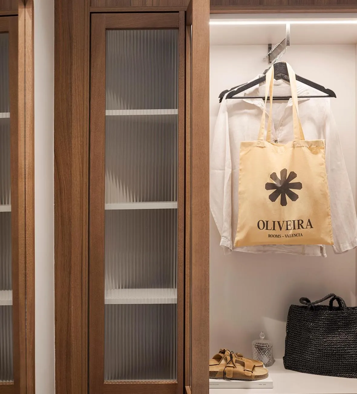 wardrobe in Room Mate Oliveira - City Centre, Valencia