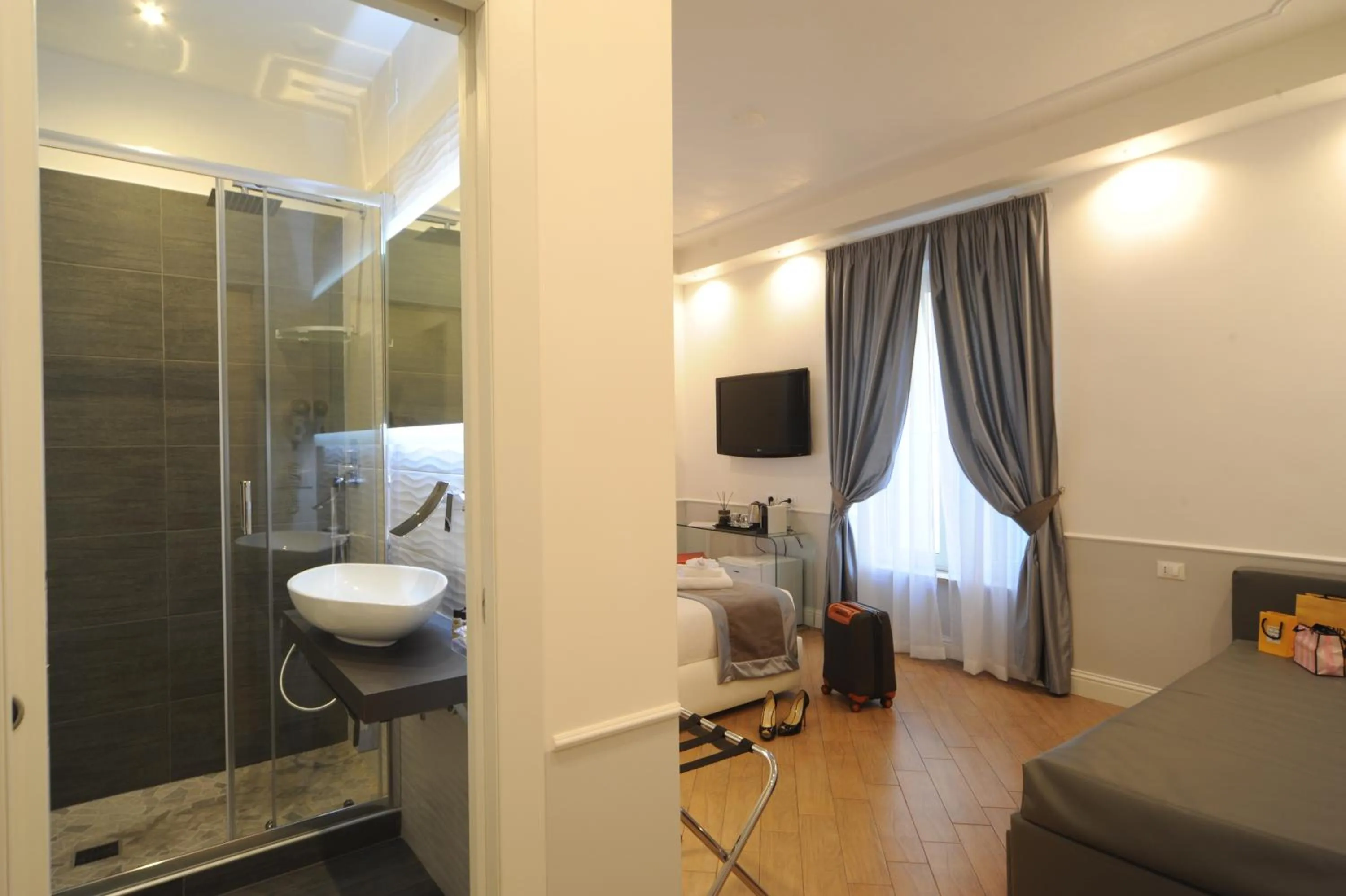 Photo of the whole room in My Suites Piazza di Spagna