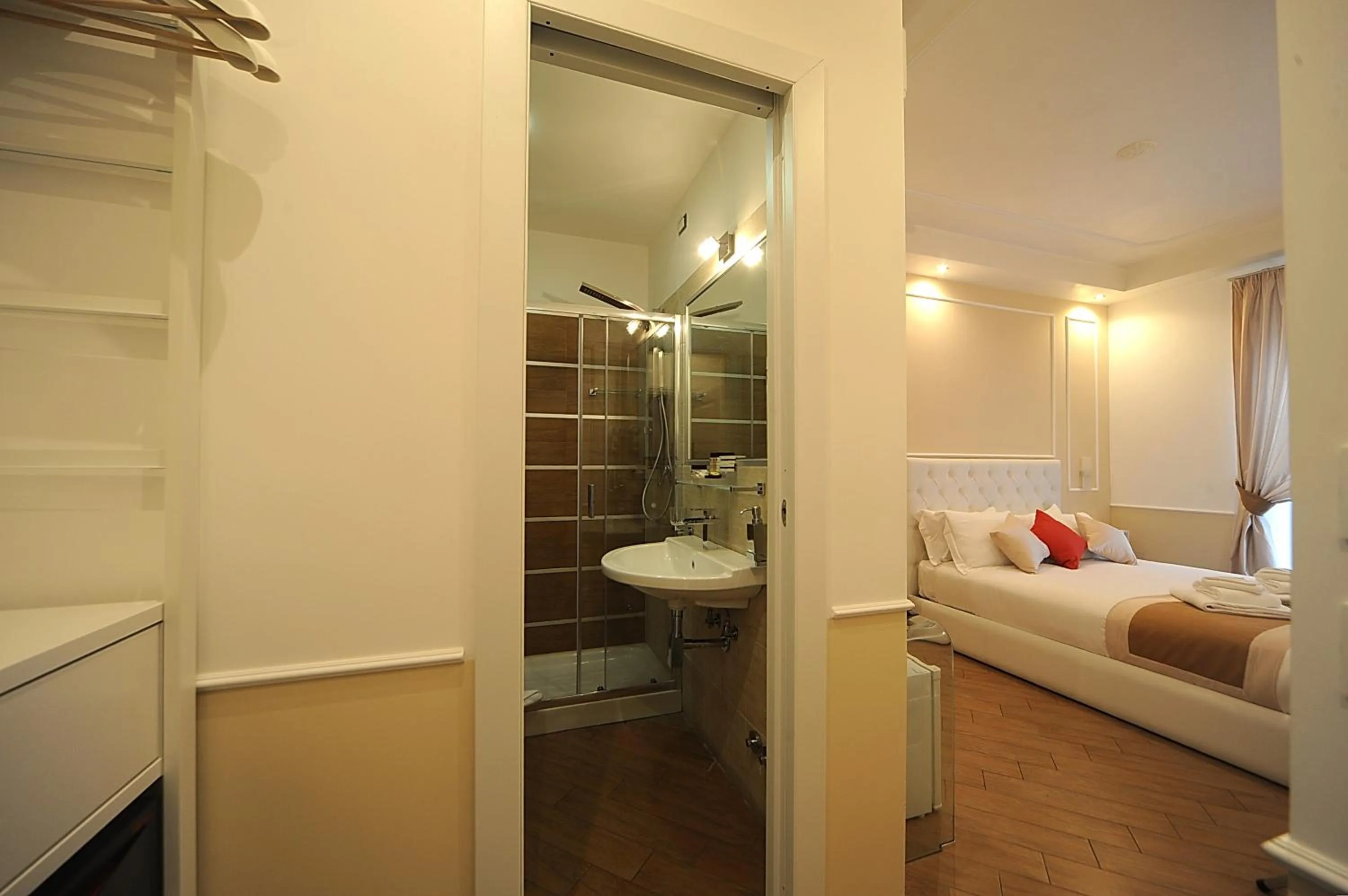 Photo of the whole room, Bed in My Suites Piazza di Spagna