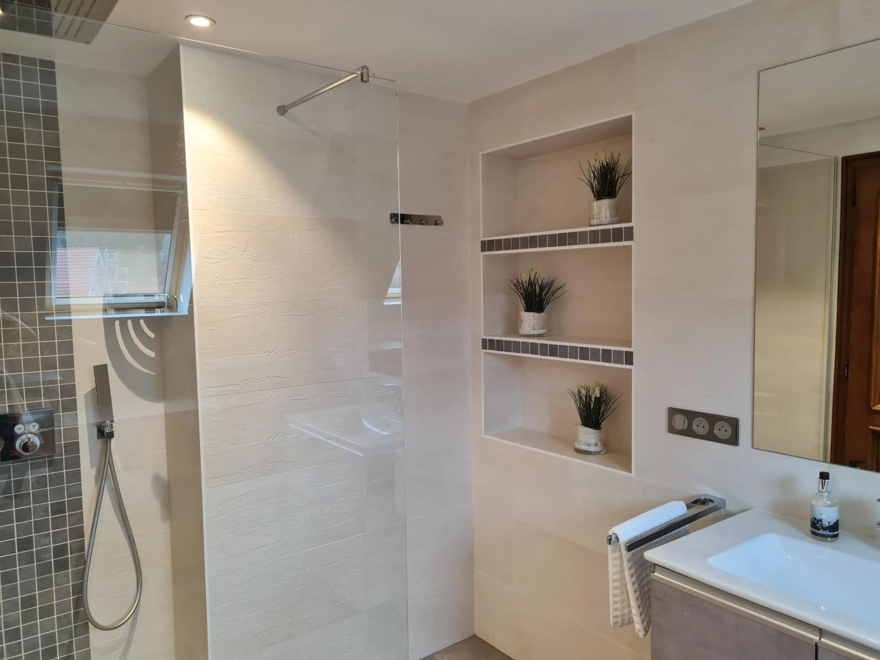 Bathroom in Hôtel Restaurant La Couronne by K