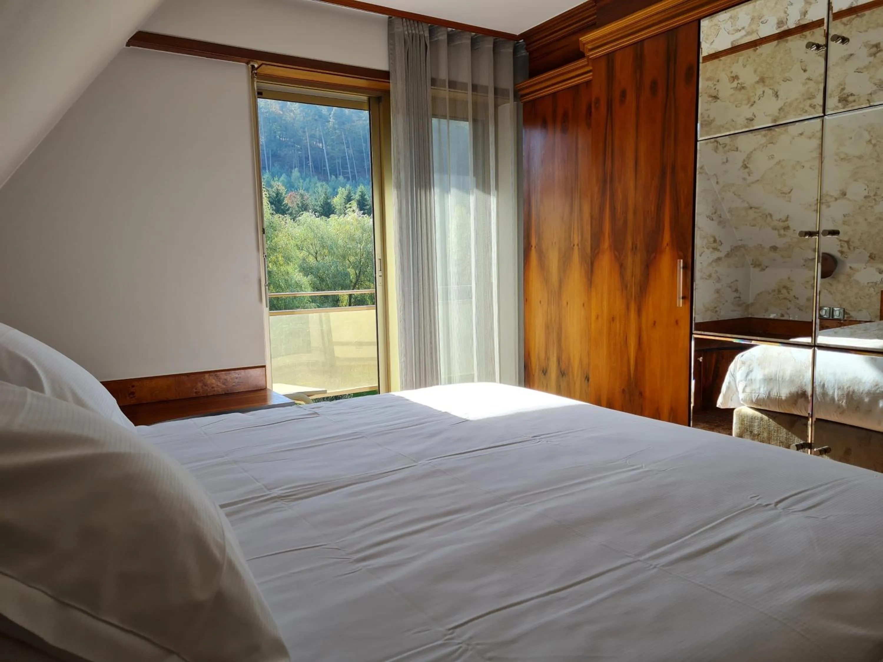 Bed in Hôtel Restaurant La Couronne by K