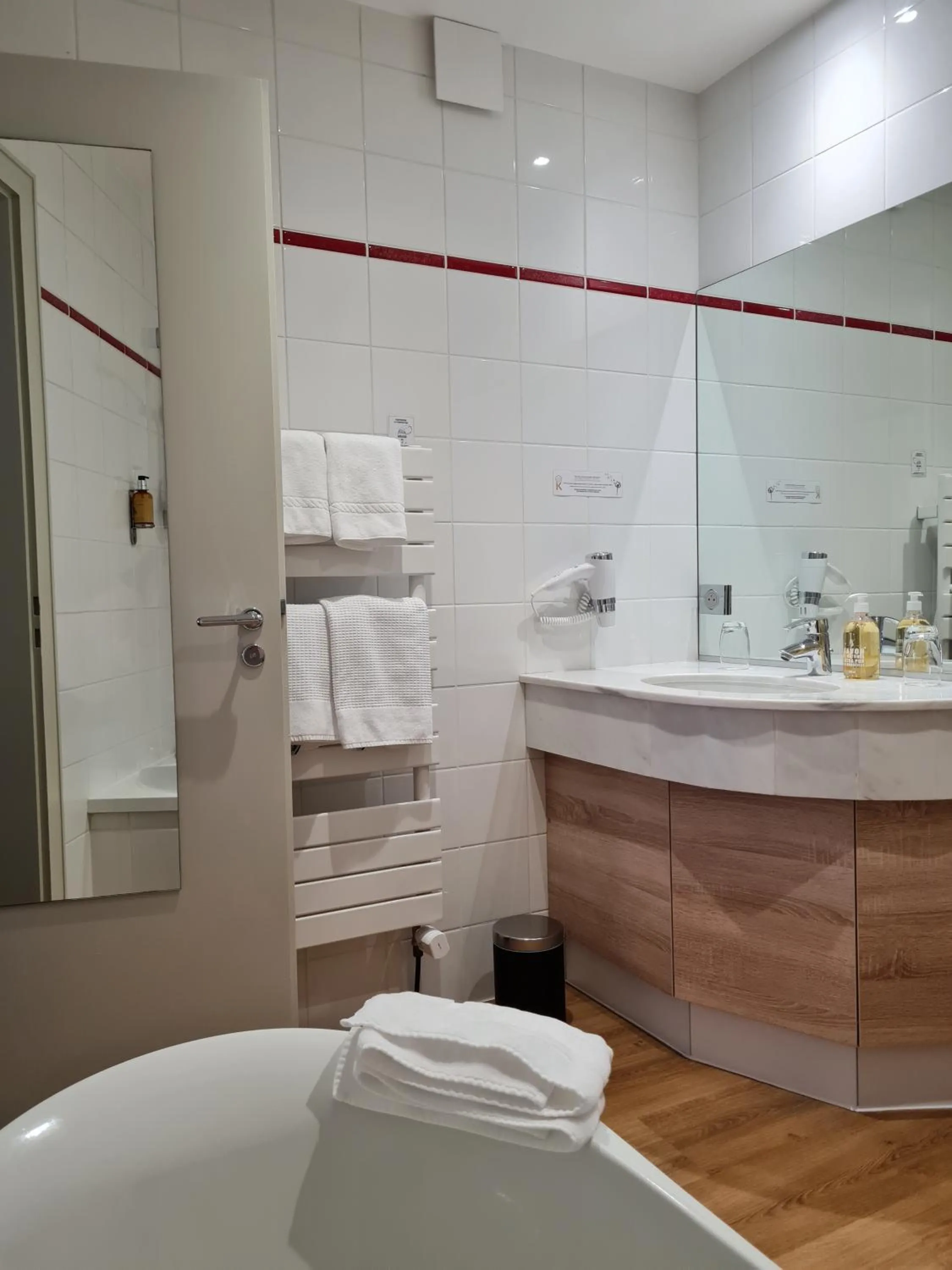 Bathroom in Hôtel Restaurant La Couronne by K