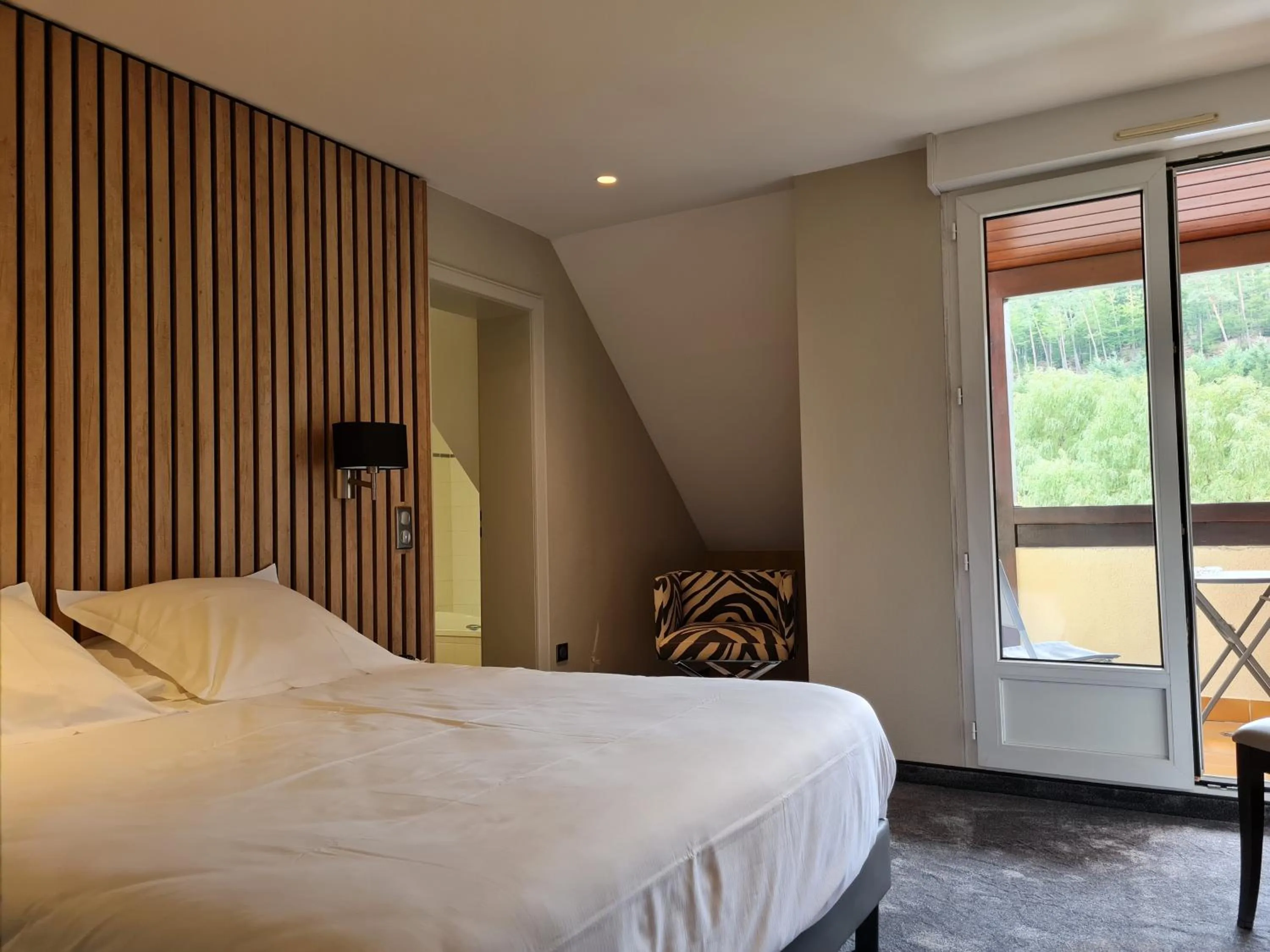 Garden view, Bed in Hôtel Restaurant La Couronne by K