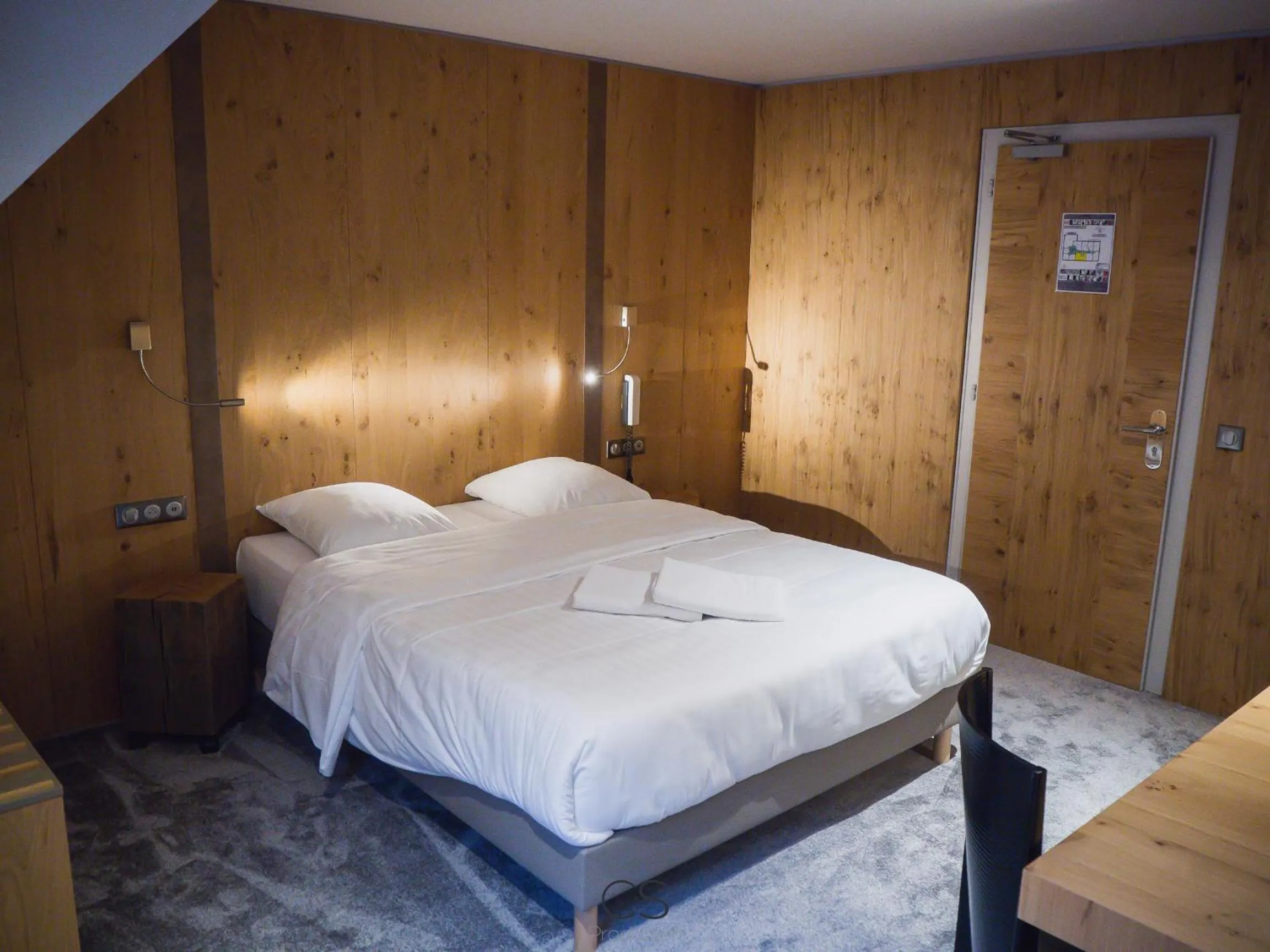 Bed in Hôtel Restaurant La Couronne by K