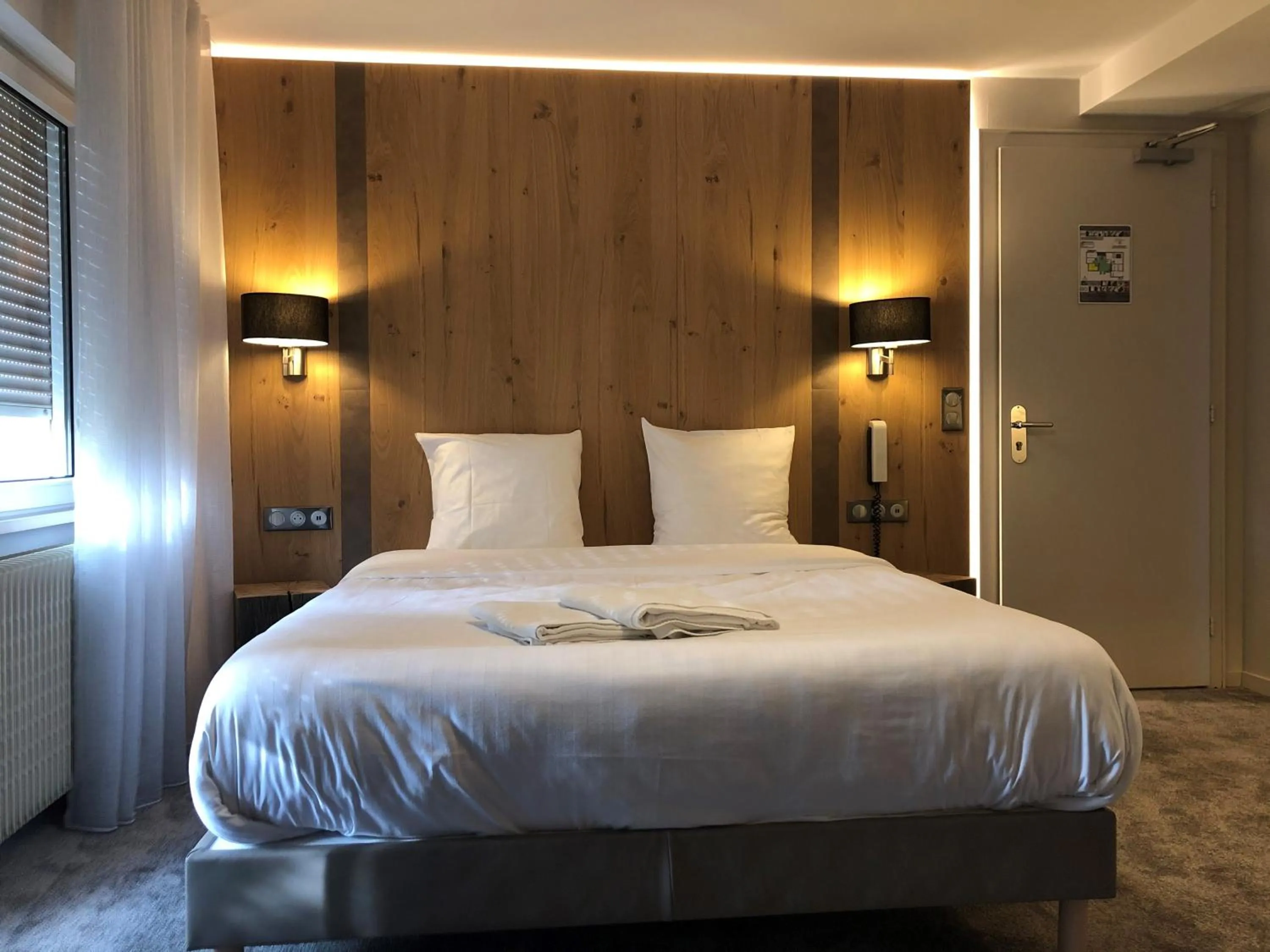 Bed in Hôtel Restaurant La Couronne by K