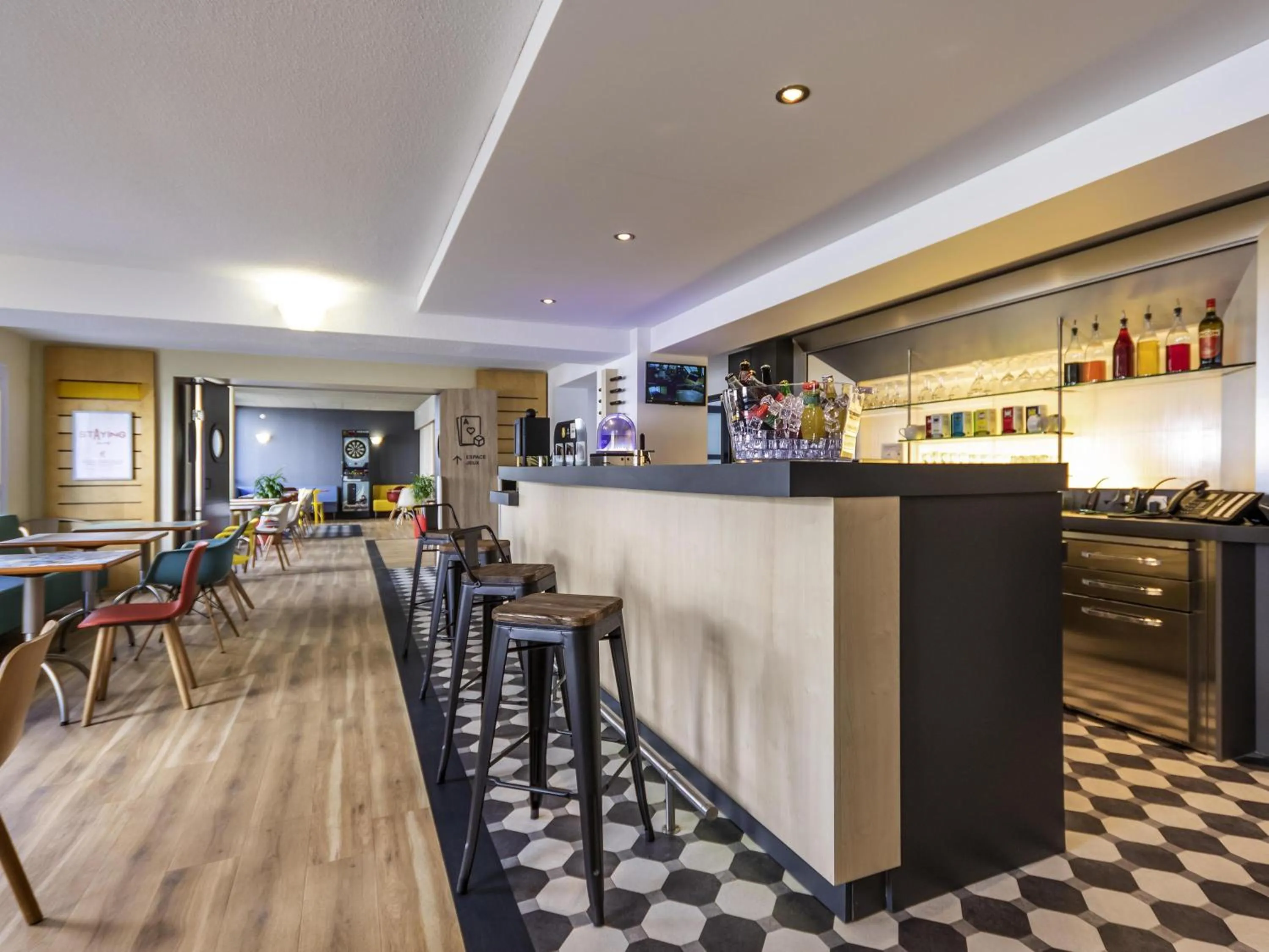 Lounge or bar in ibis Rochefort