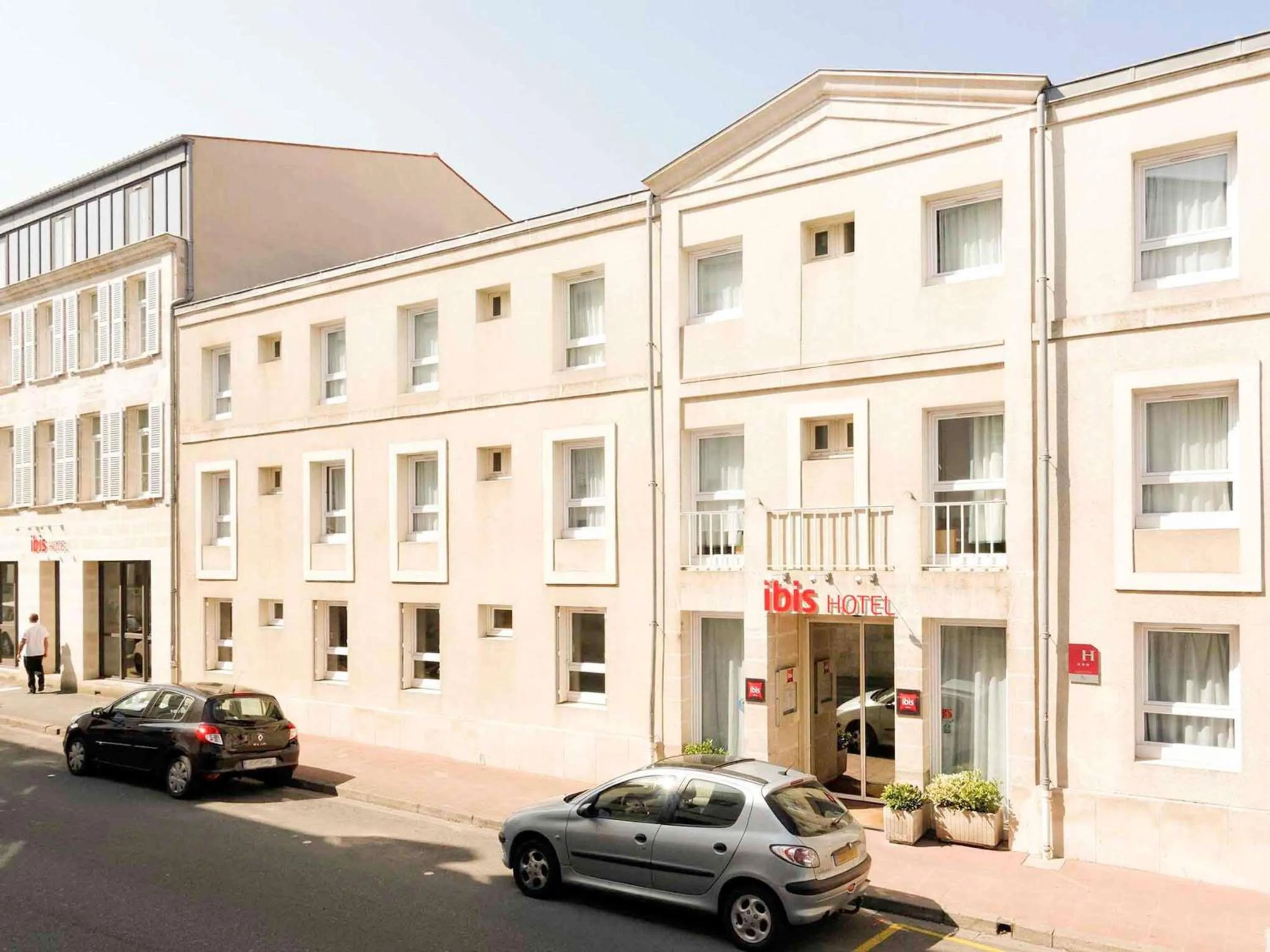 Property building in ibis Rochefort