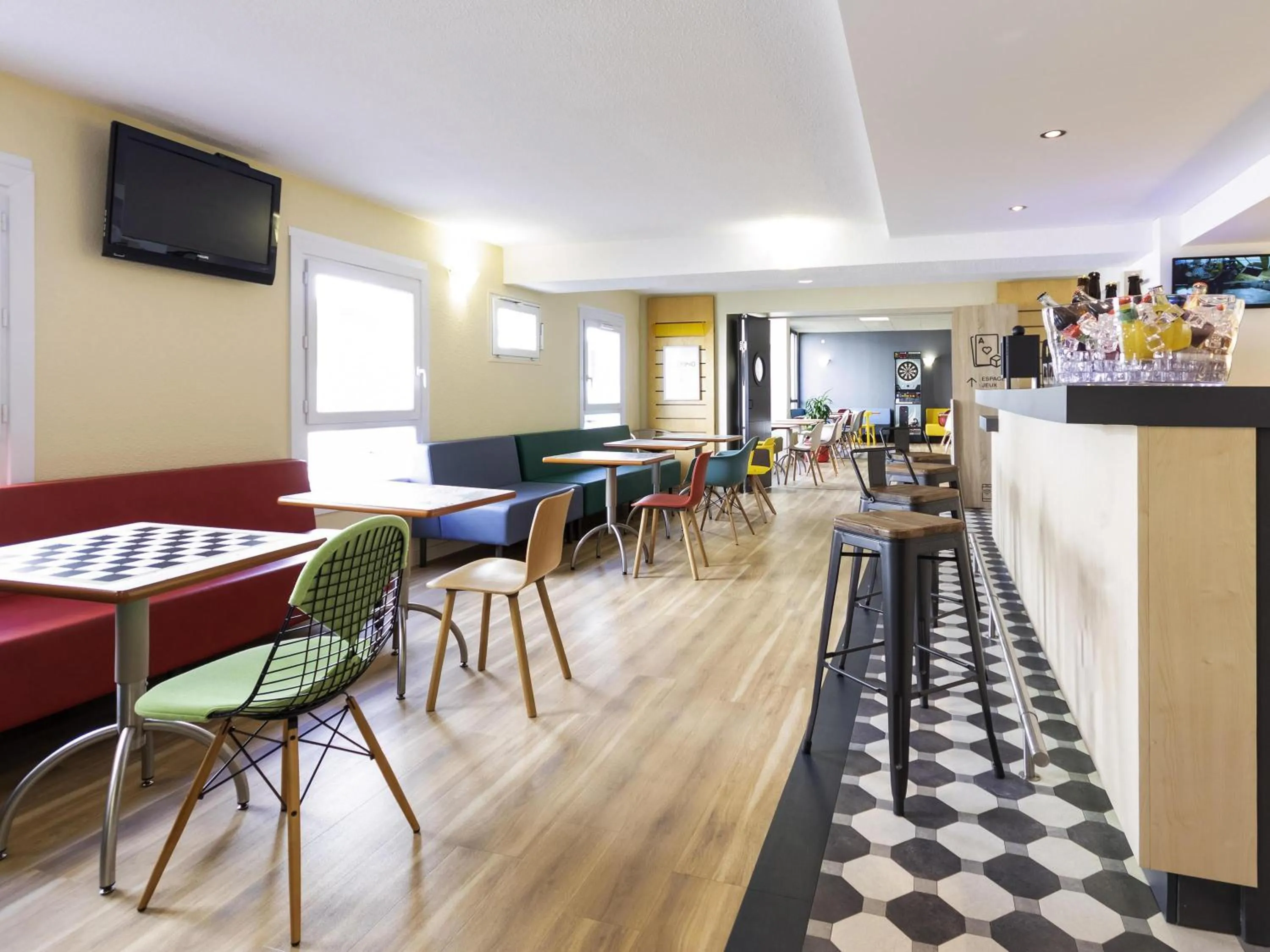 Lounge or bar in ibis Rochefort