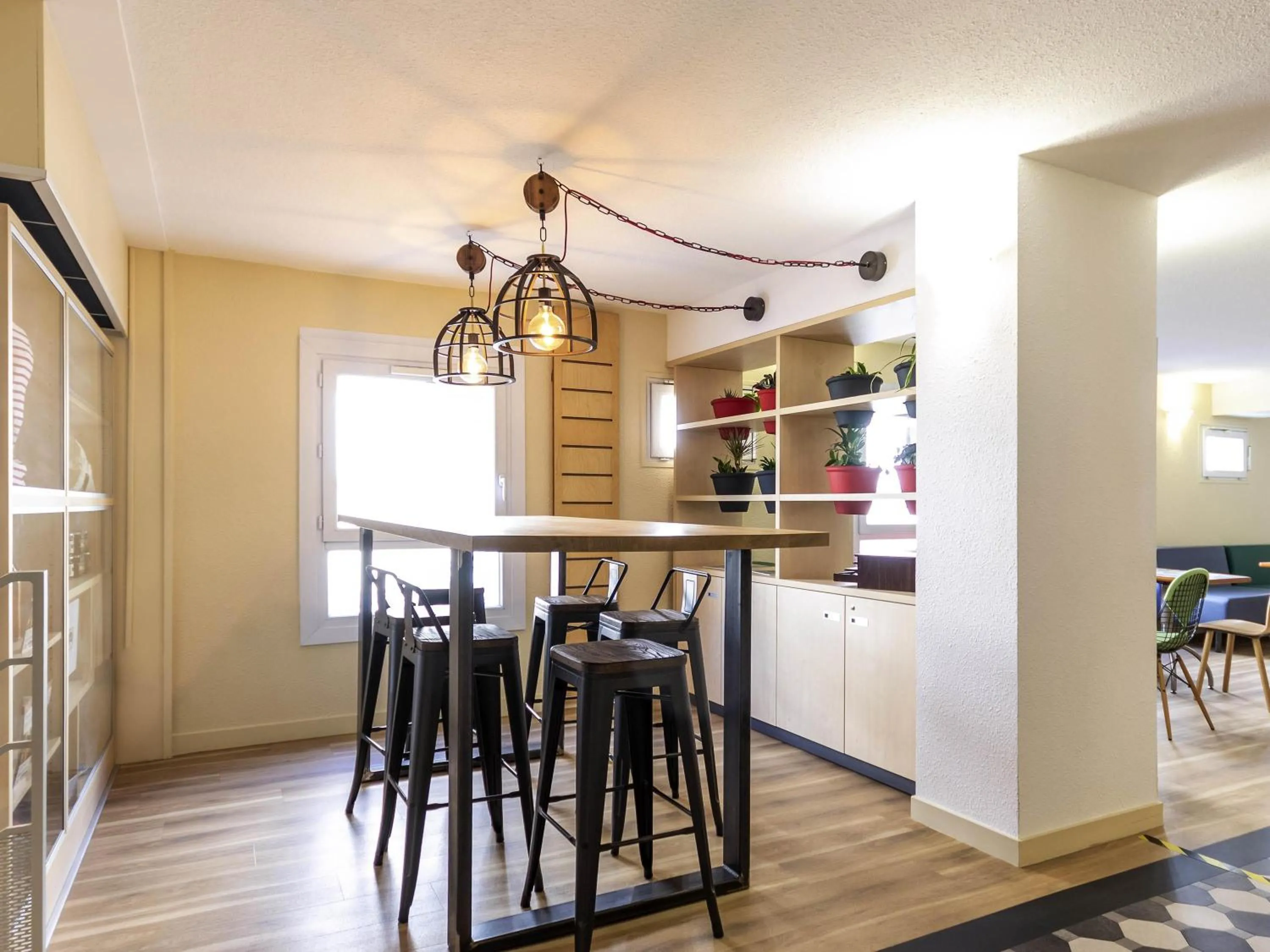 Lounge or bar in ibis Rochefort