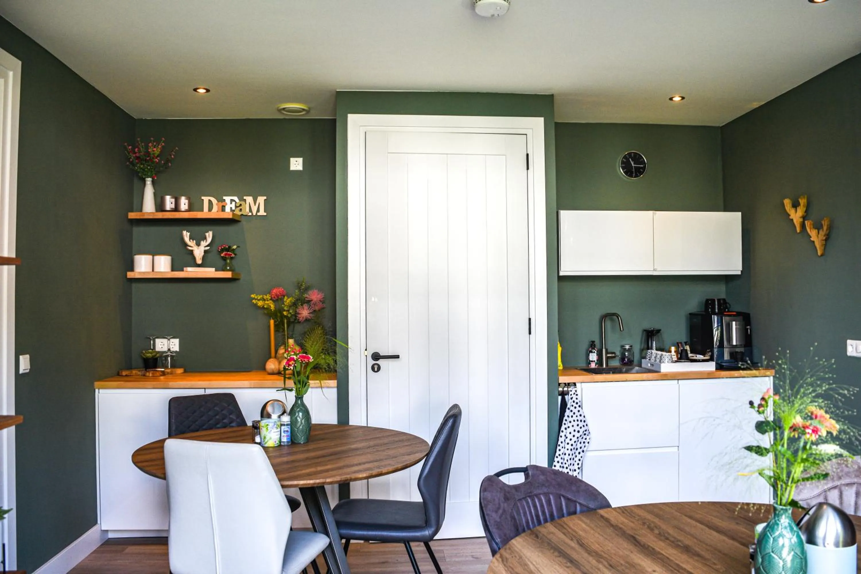 Dining area in DreamZzz Boutique B&B Kaatsheuvel