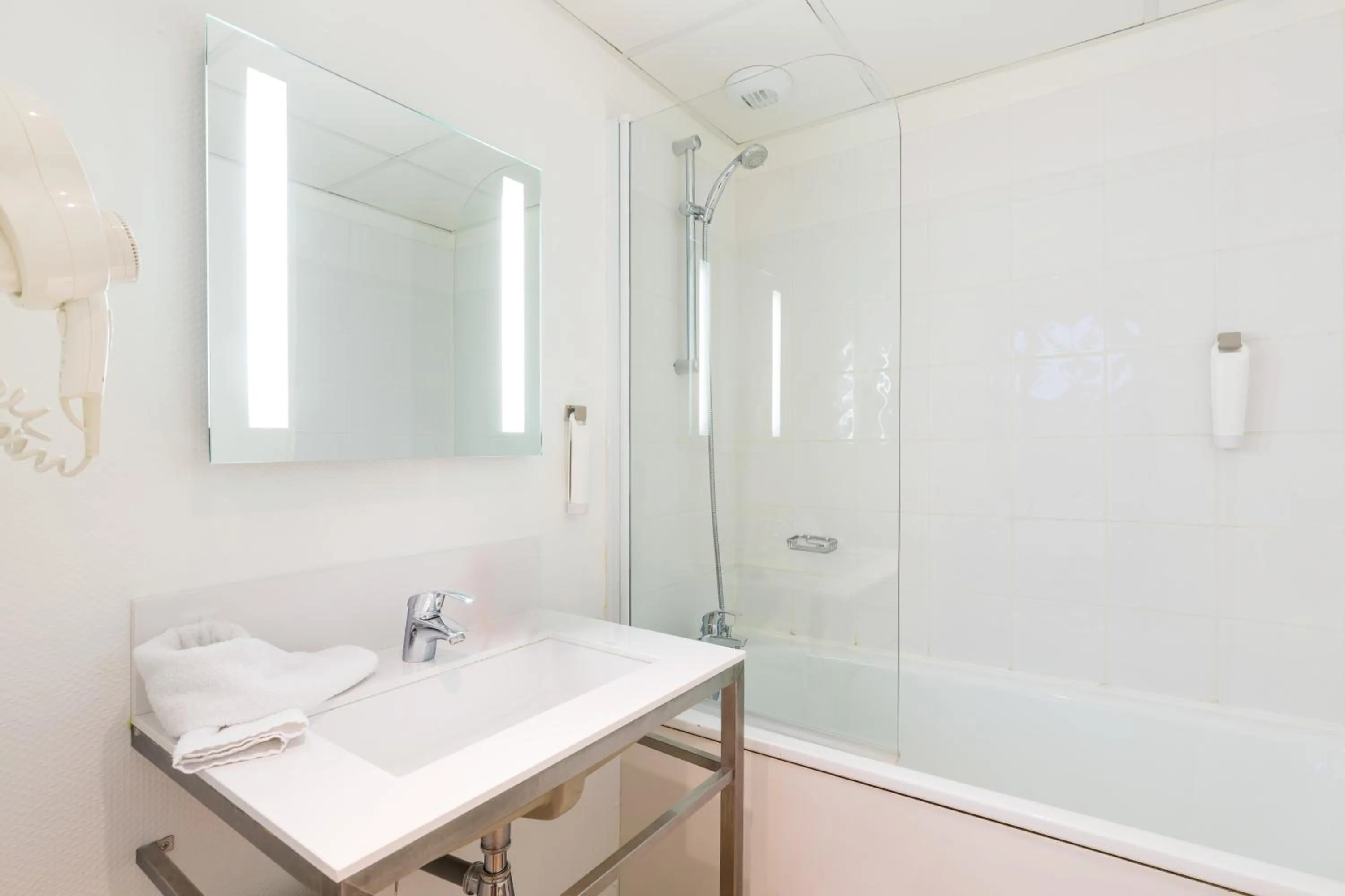 Shower, Bathroom in ibis Styles Toulouse Centre Gare