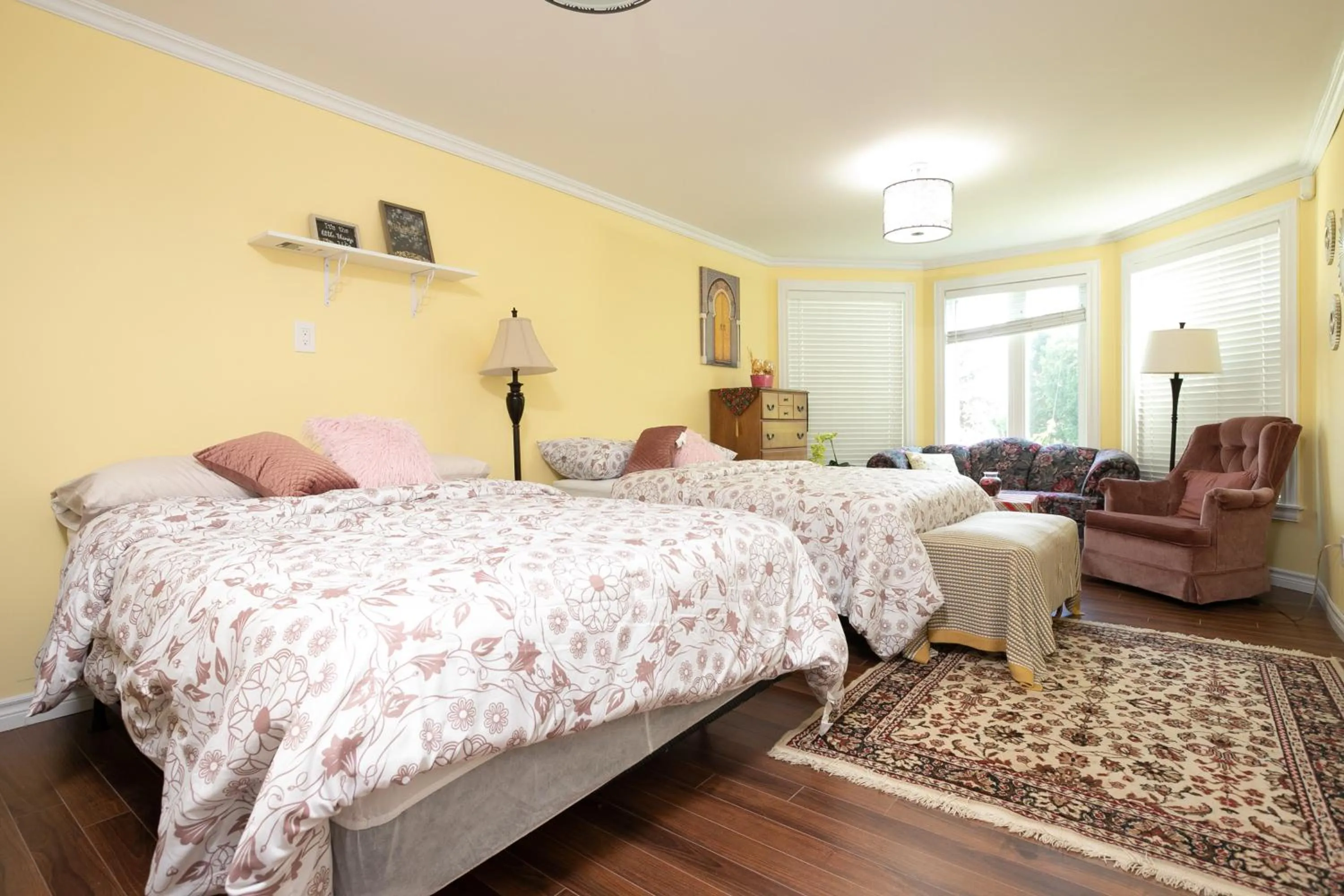 Photo of the whole room in Lily's garden