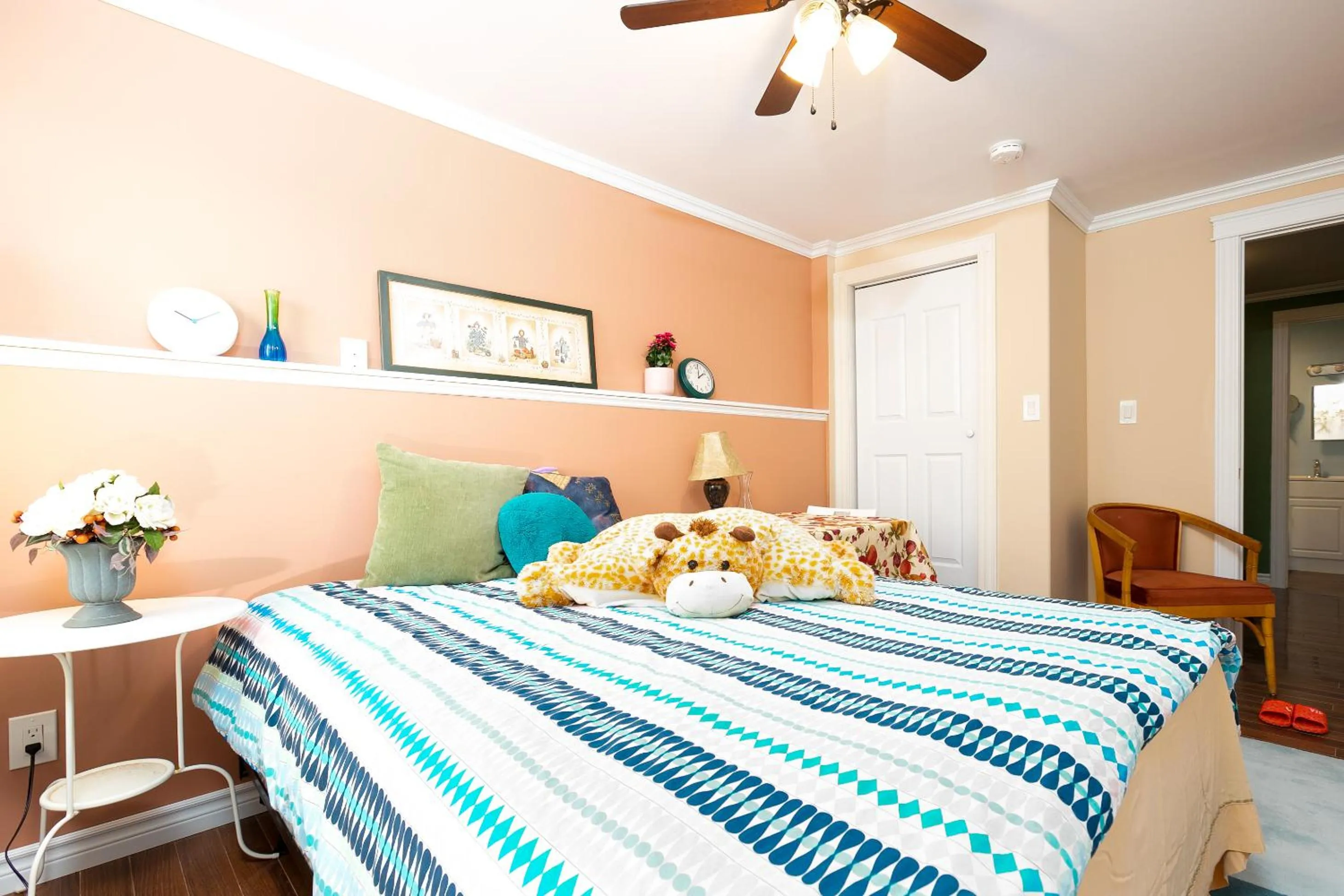 Photo of the whole room in Lily's garden