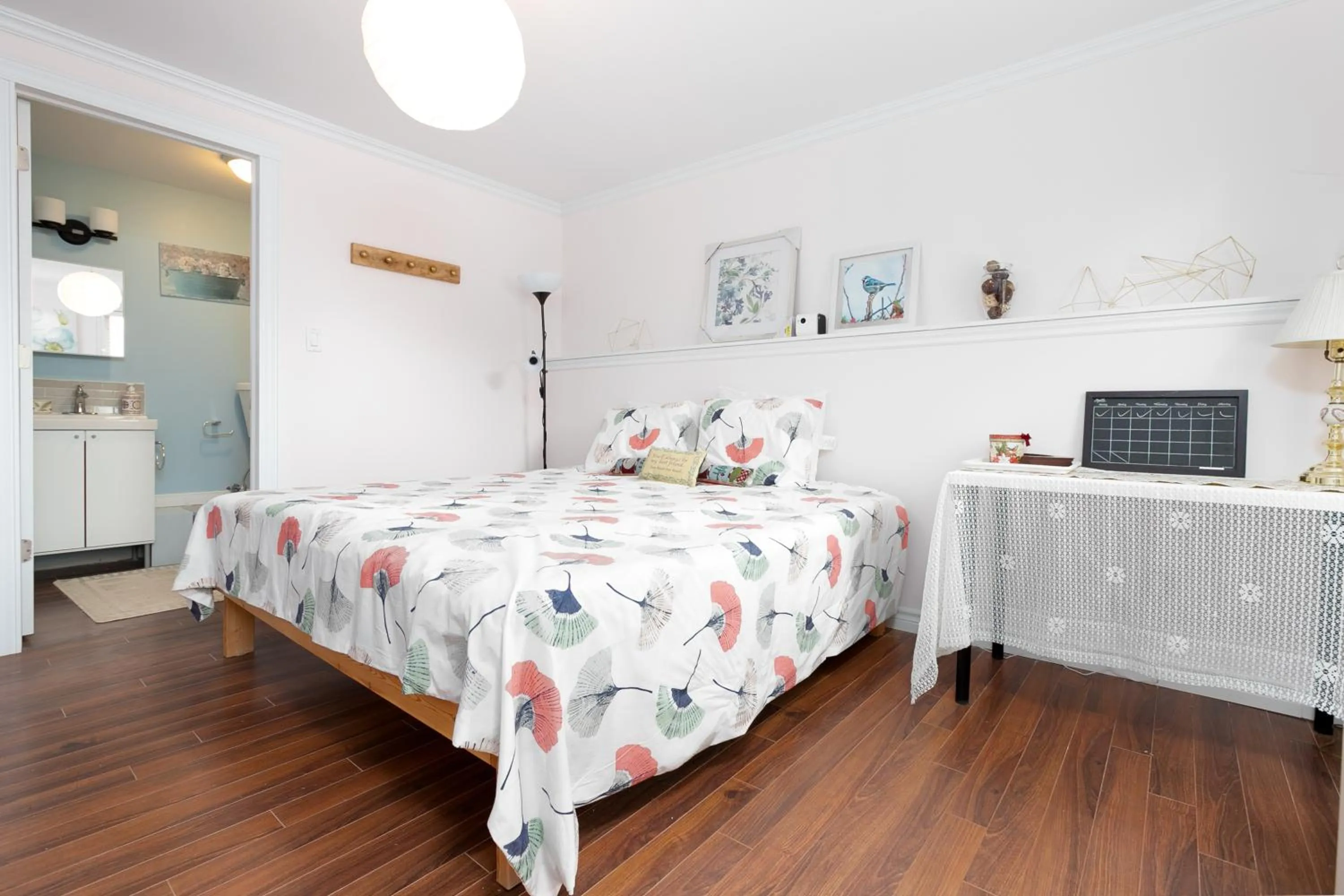 Photo of the whole room in Lily's garden