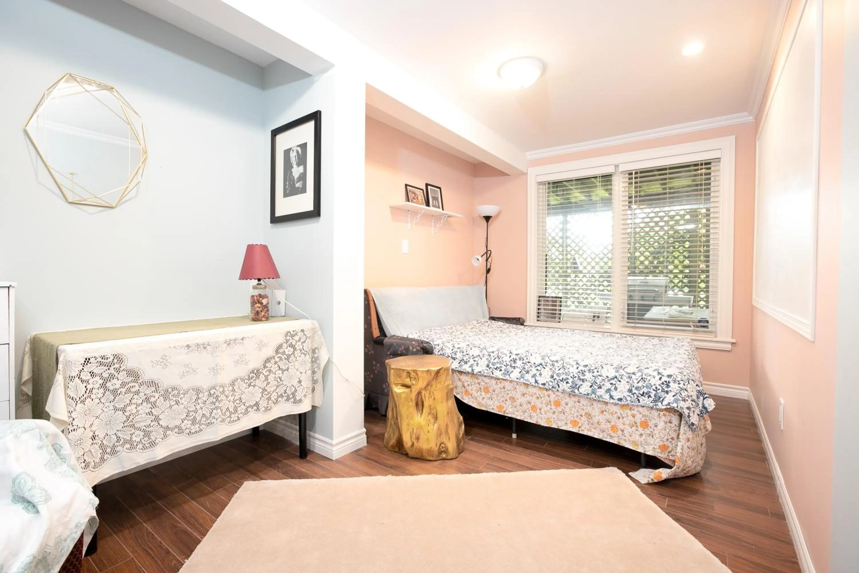 Photo of the whole room in Lily's garden