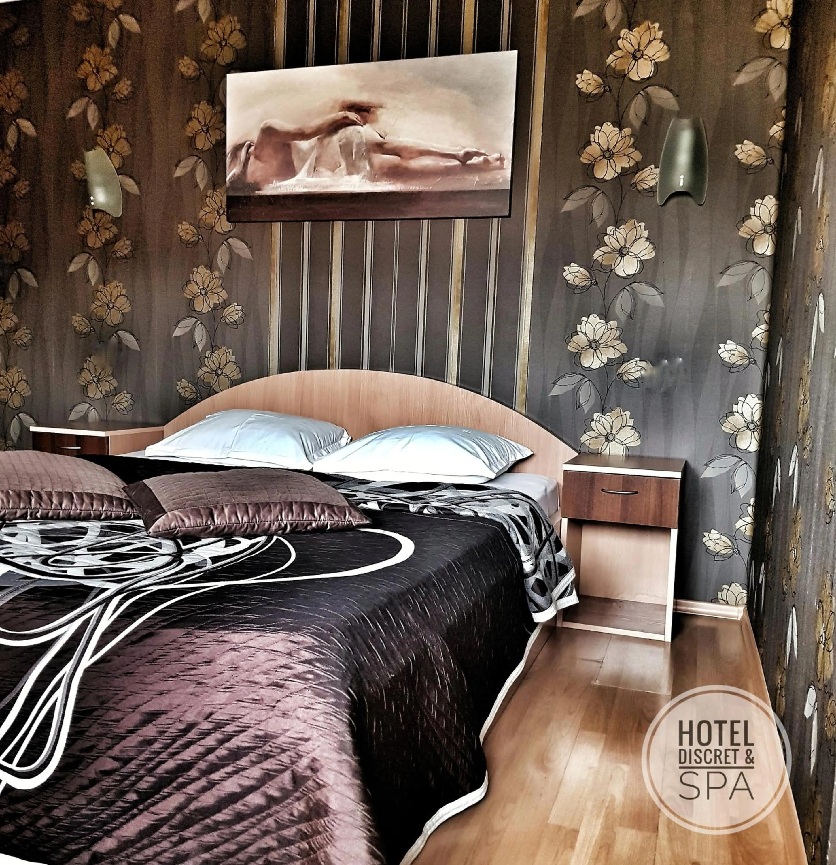 Bed in Discret Hotel & Restaurant