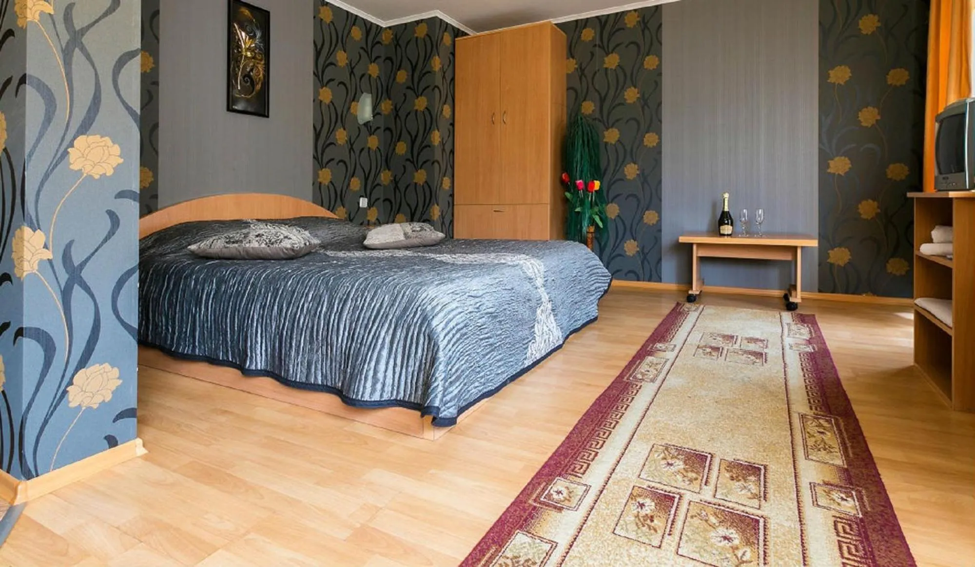 Balcony/Terrace, Bed in Discret Hotel & Restaurant