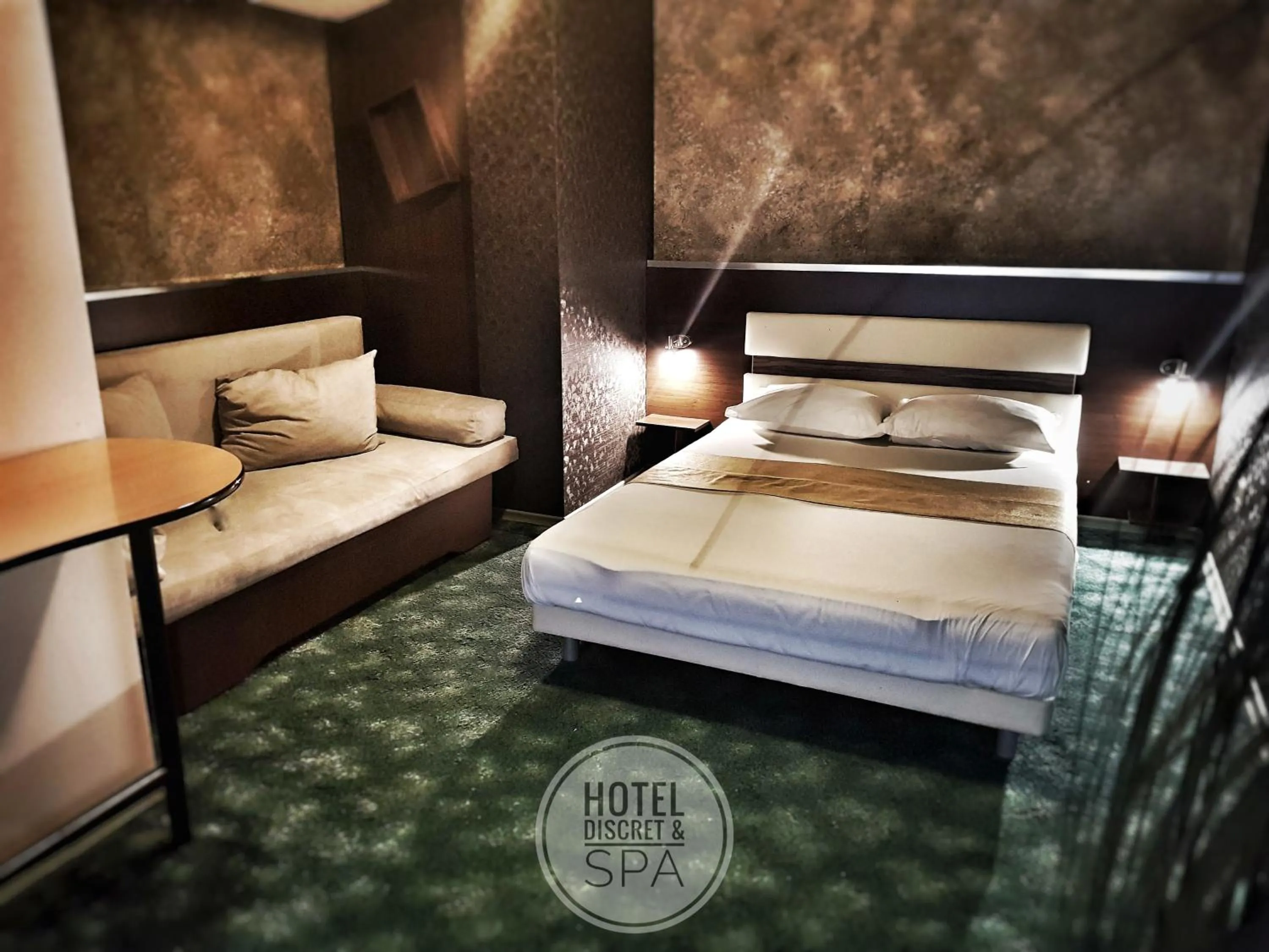 Photo of the whole room, Bed in Discret Hotel & Restaurant