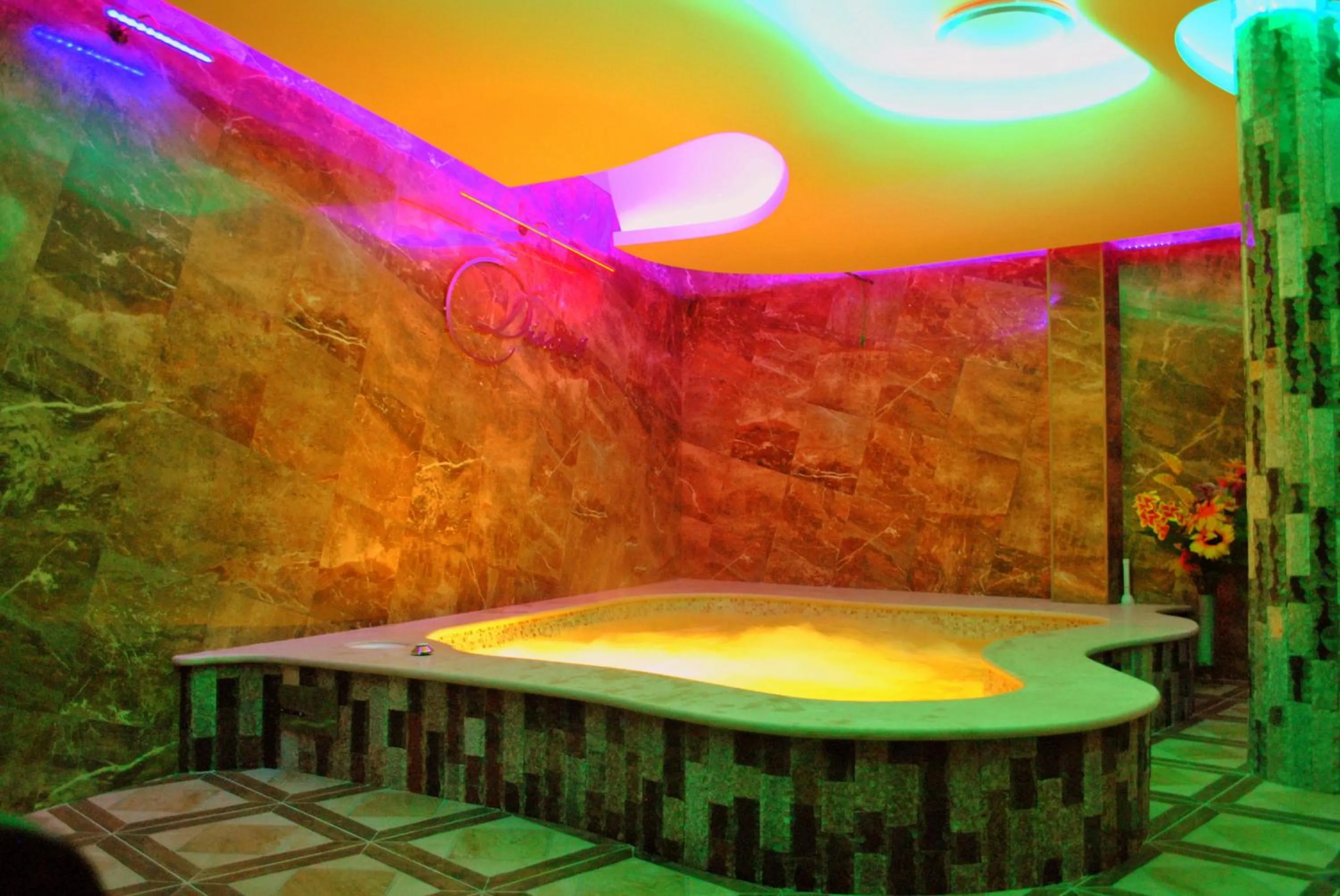 Hot Tub in Discret Hotel & Restaurant