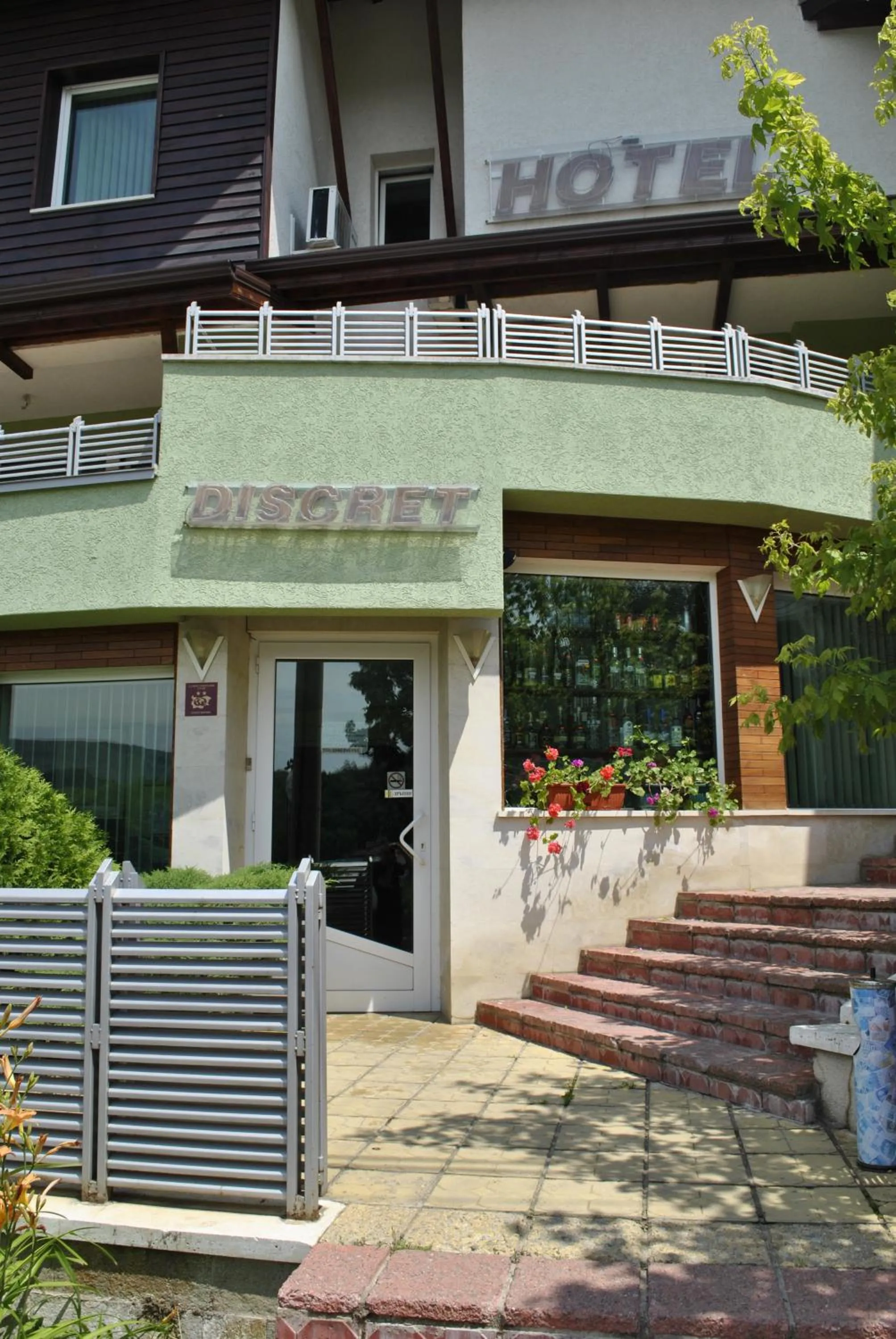 Facade/entrance in Discret Hotel & Restaurant