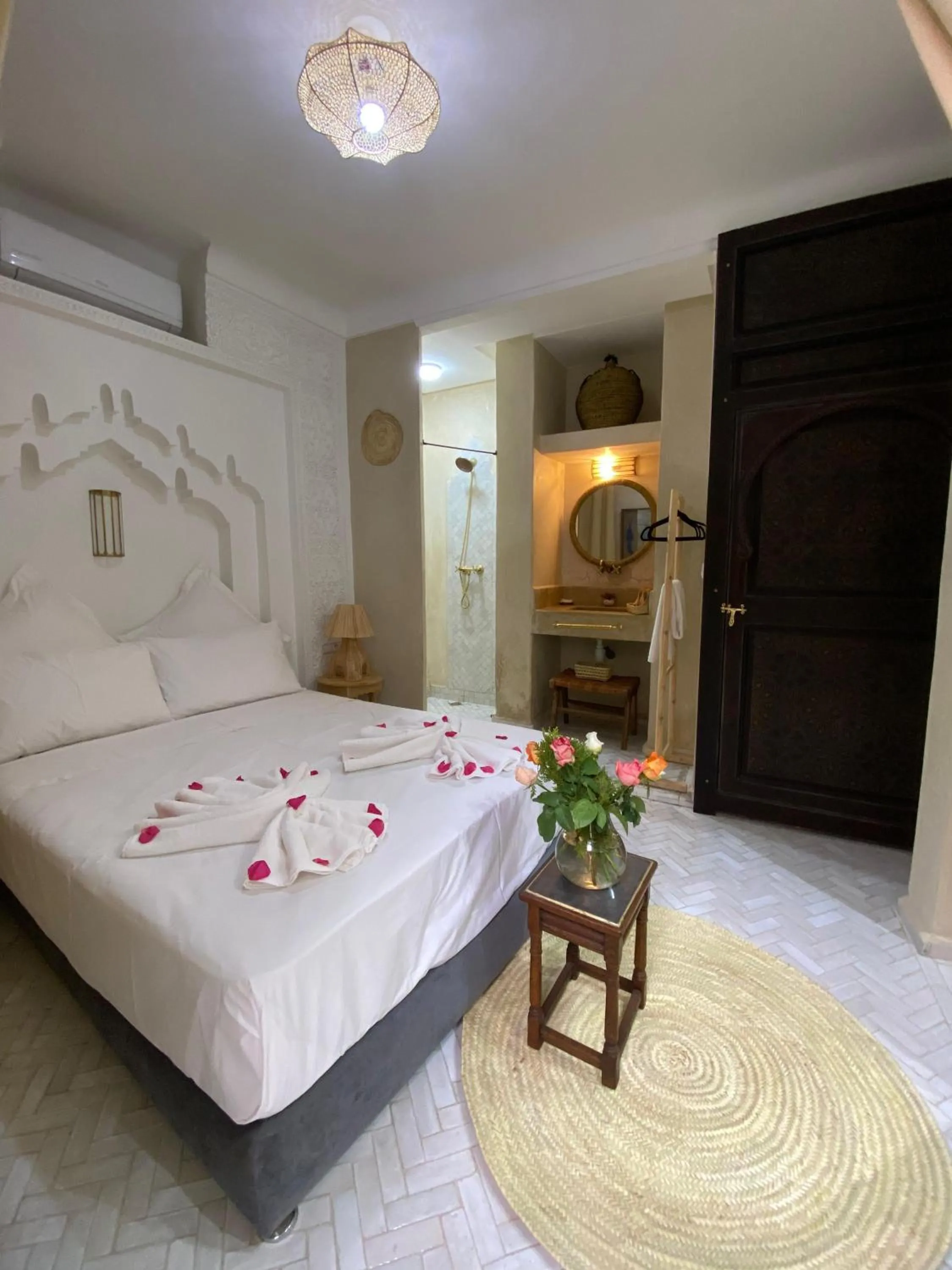 Photo of the whole room, Bed in Riad 7 Saints