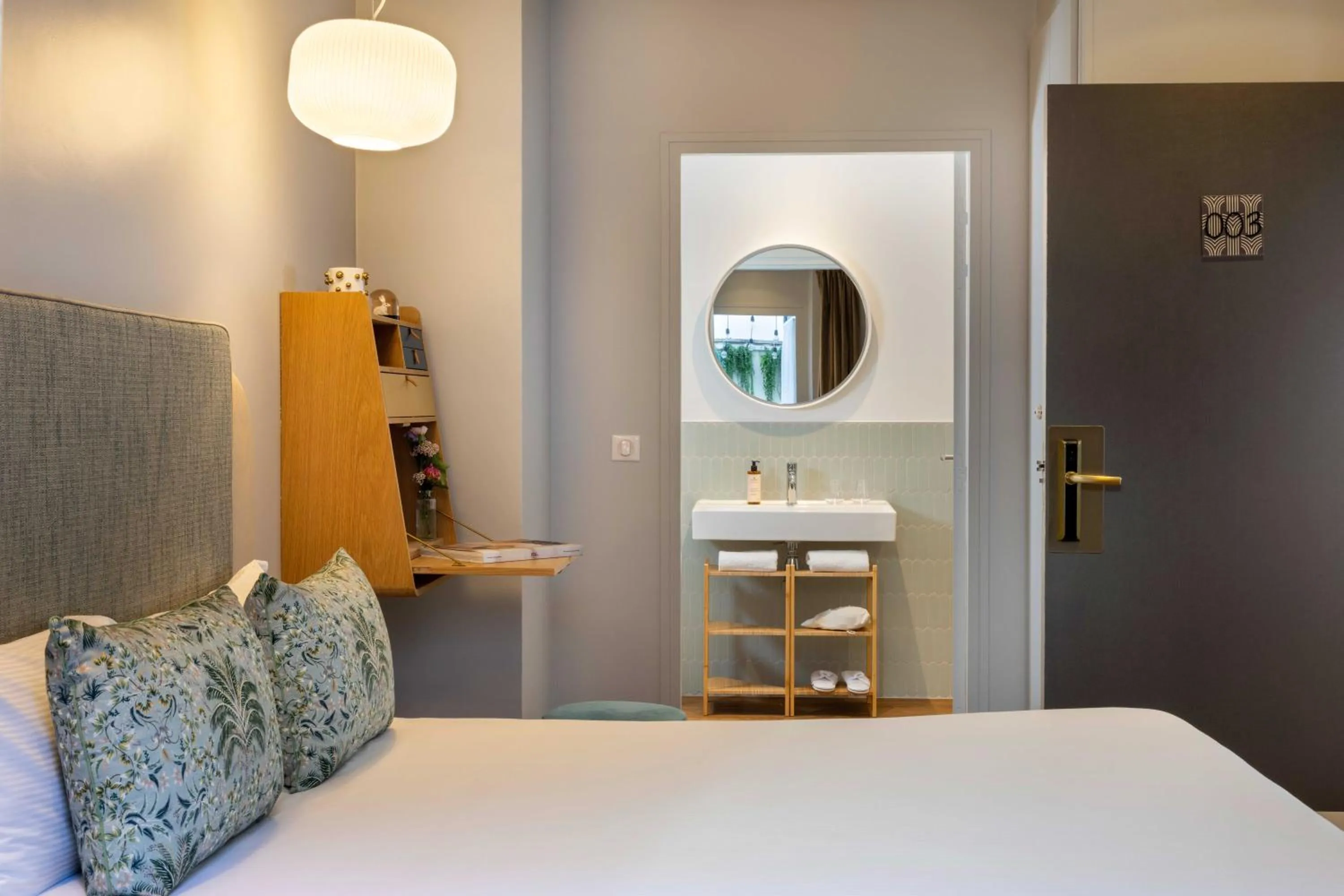 Bed in Hôtel Eiffel Saint Charles