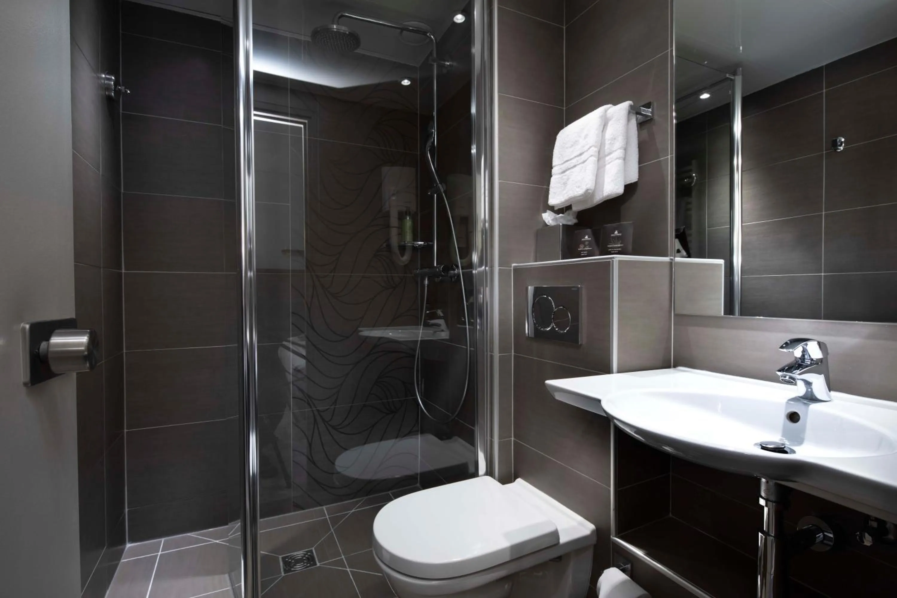 Bathroom in Hôtel Eiffel Saint Charles