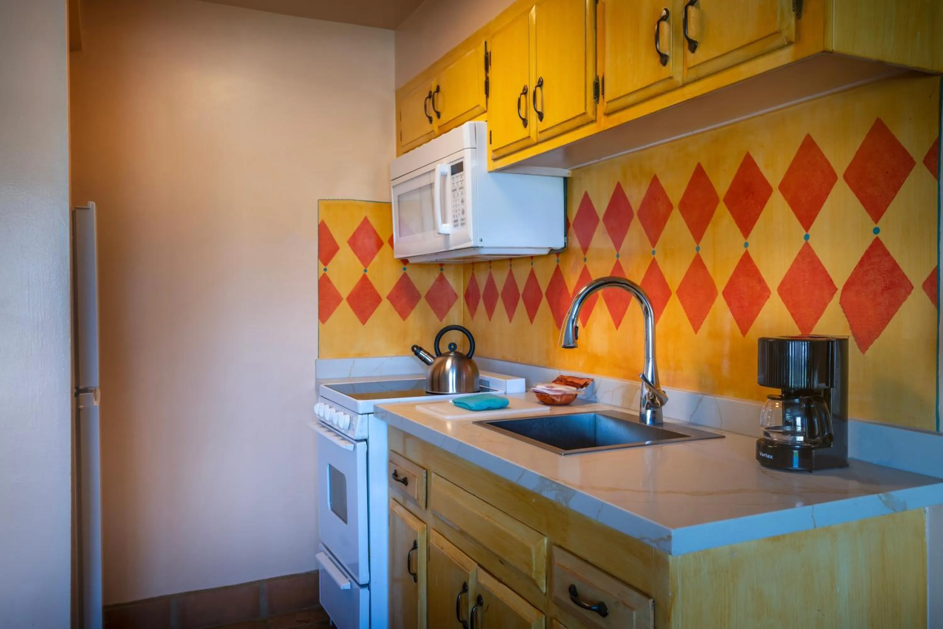 Kitchen or kitchenette in Hotel Pepper Tree Boutique Kitchen Studios - Anaheim