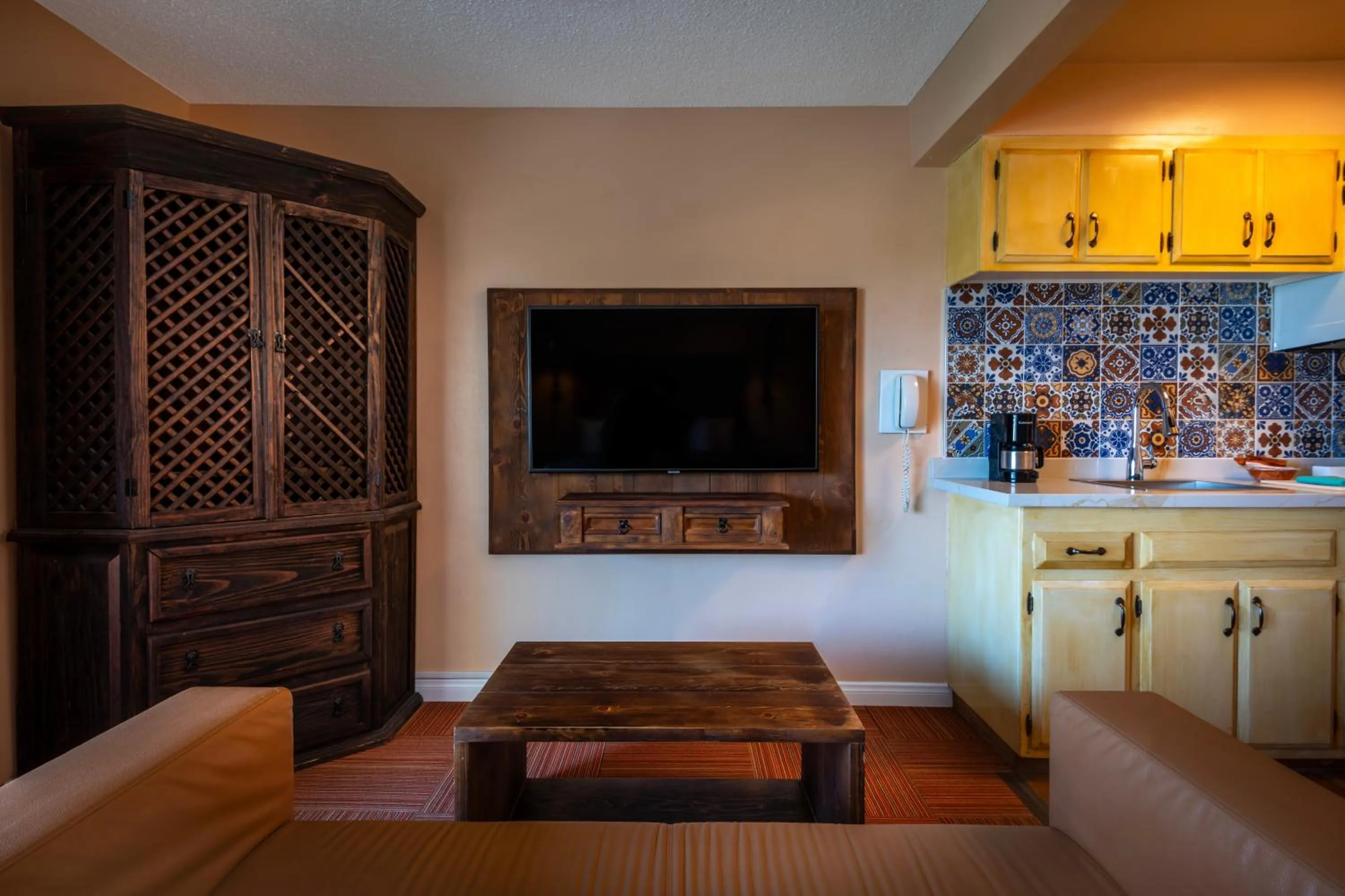 TV and multimedia in Hotel Pepper Tree Boutique Kitchen Studios - Anaheim