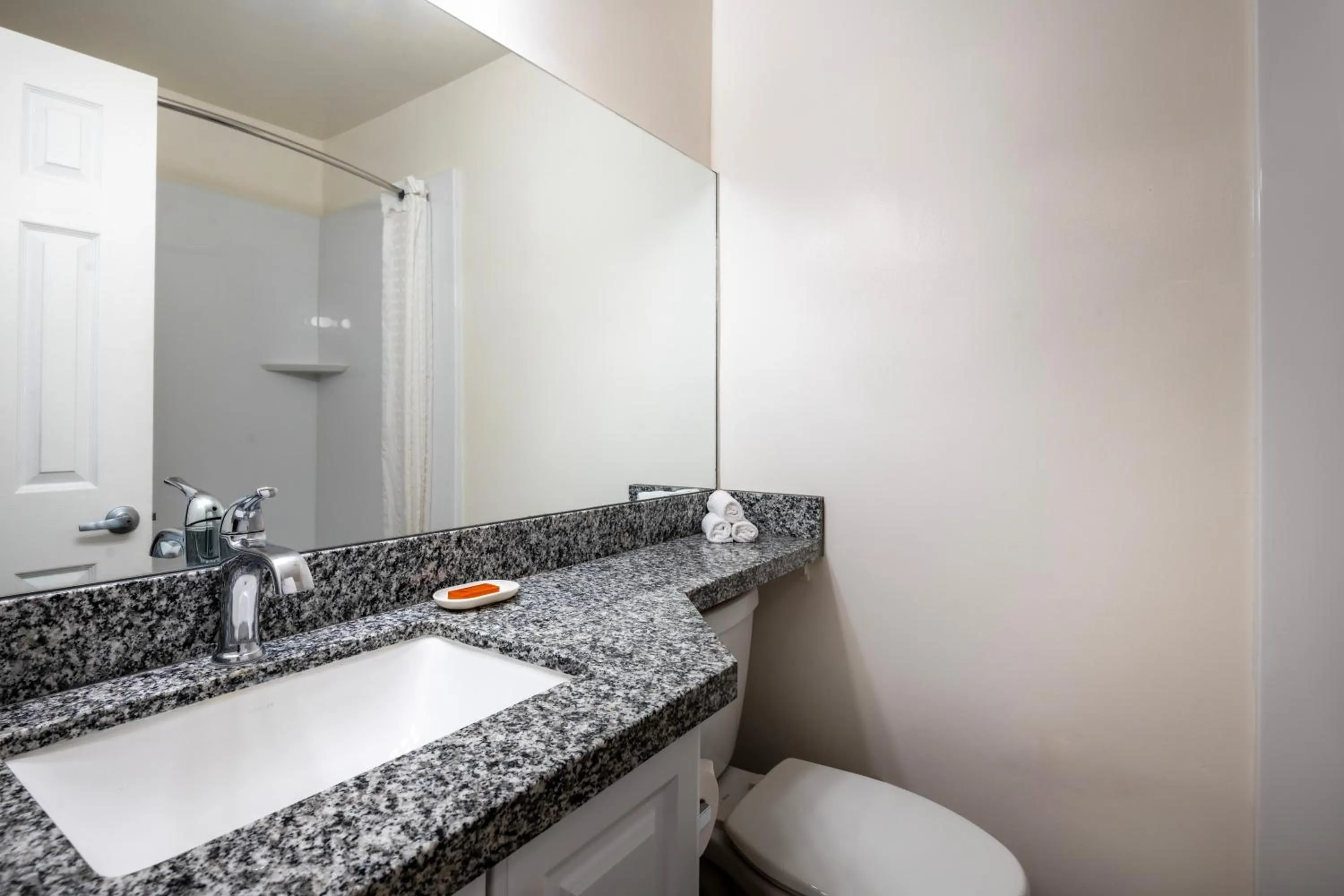 Bathroom in Hotel Pepper Tree Boutique Kitchen Studios - Anaheim