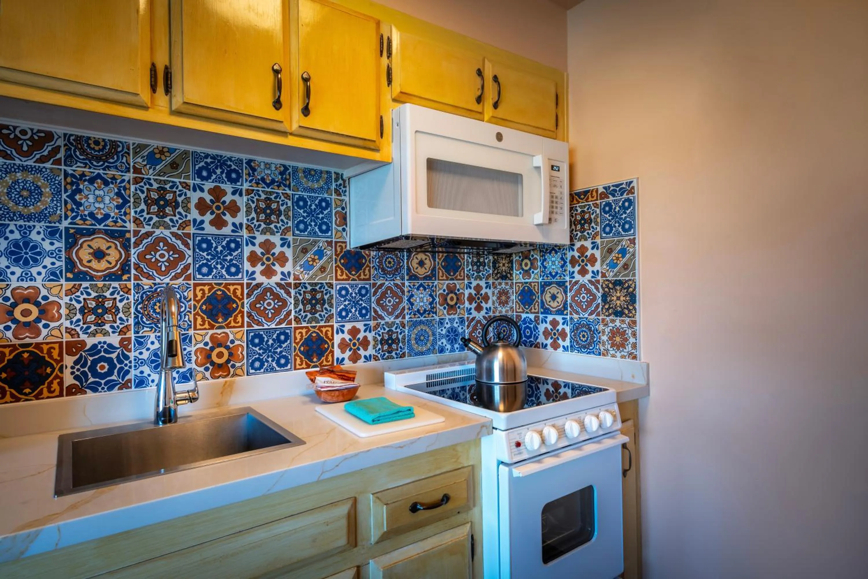 Kitchen or kitchenette in Hotel Pepper Tree Boutique Kitchen Studios - Anaheim