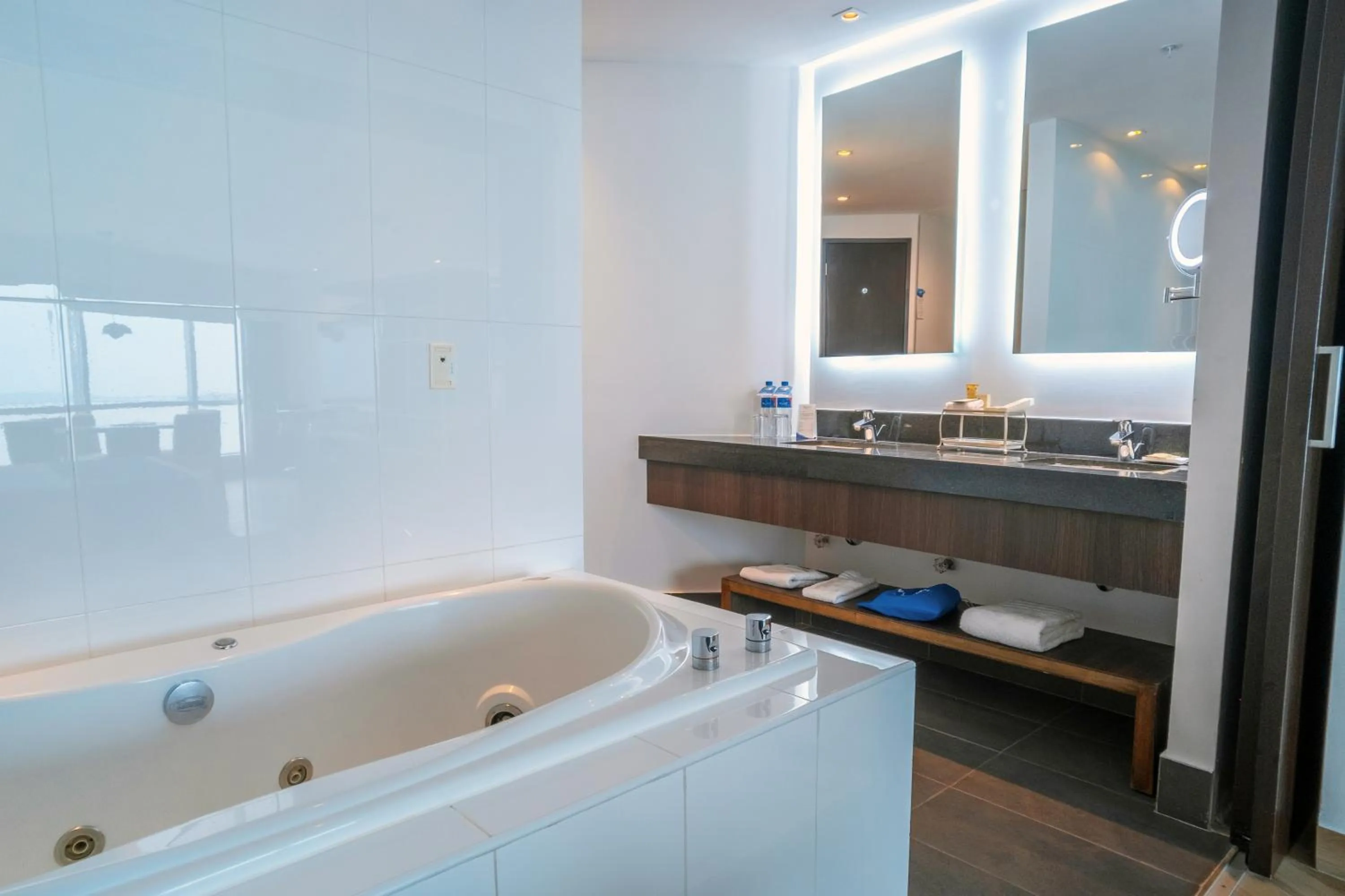 Toilet in Wyndham Guayaquil, Puerto Santa Ana