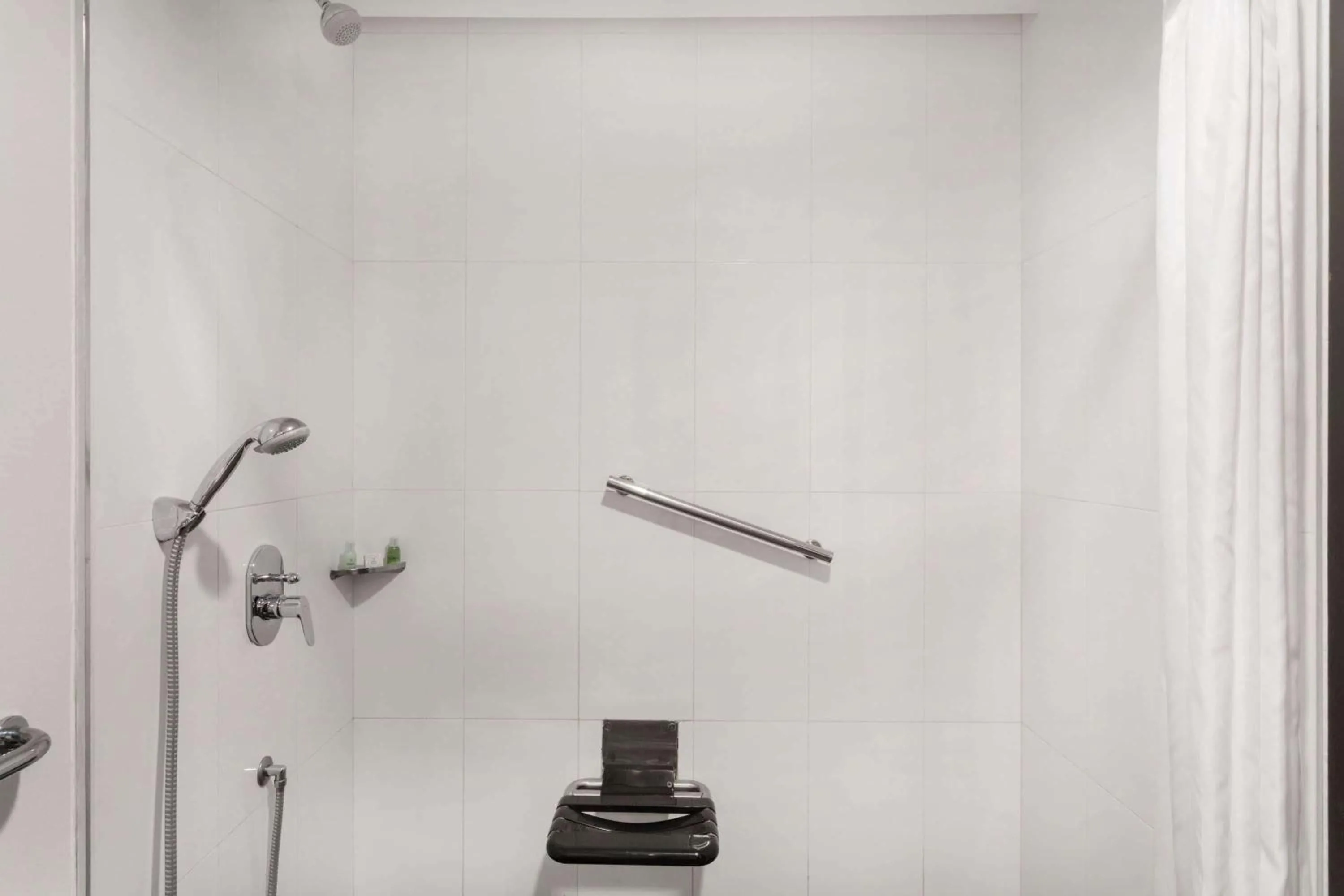 Shower in Wyndham Guayaquil, Puerto Santa Ana