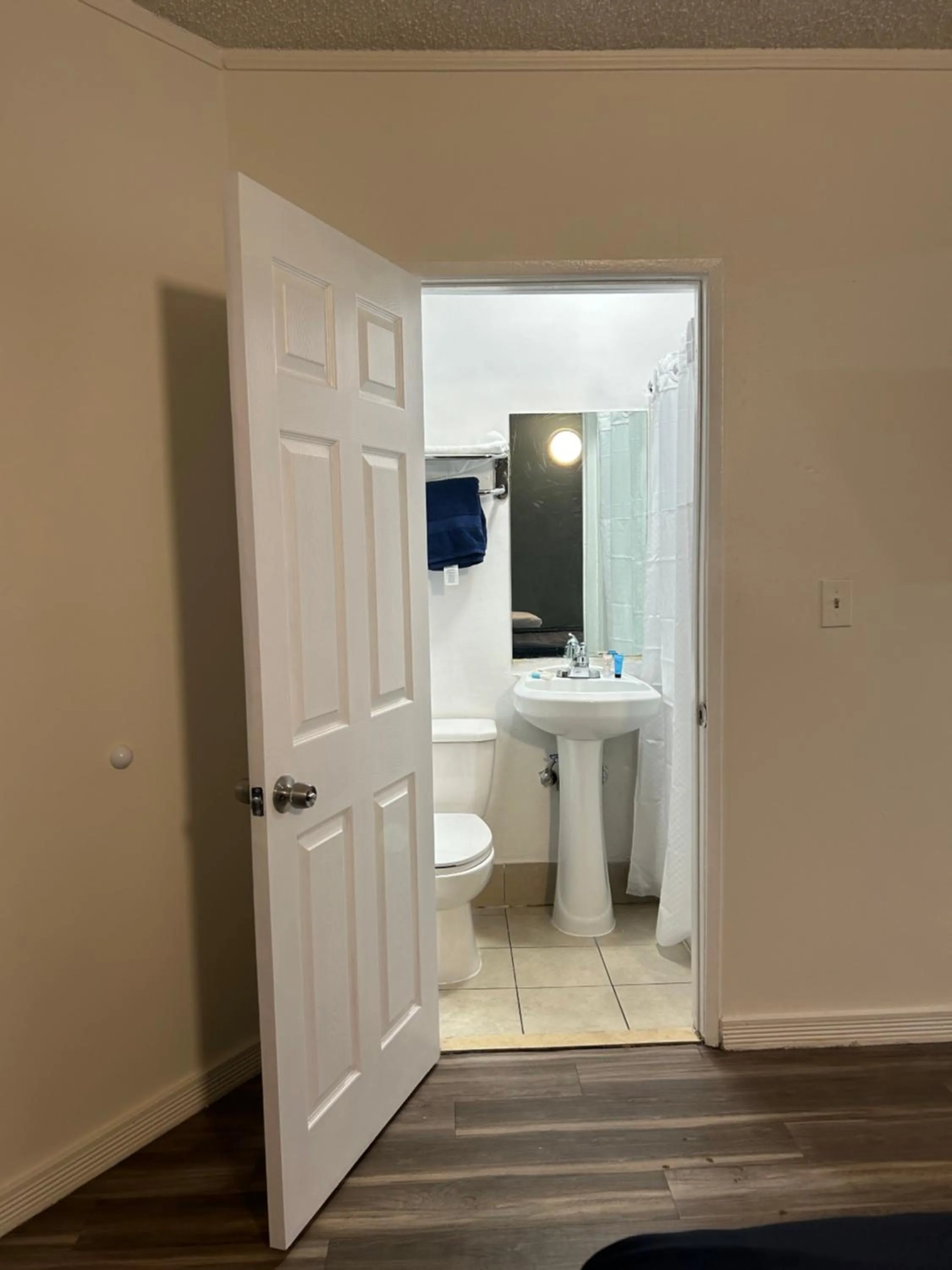 Toilet in Budget Inn Hollywood