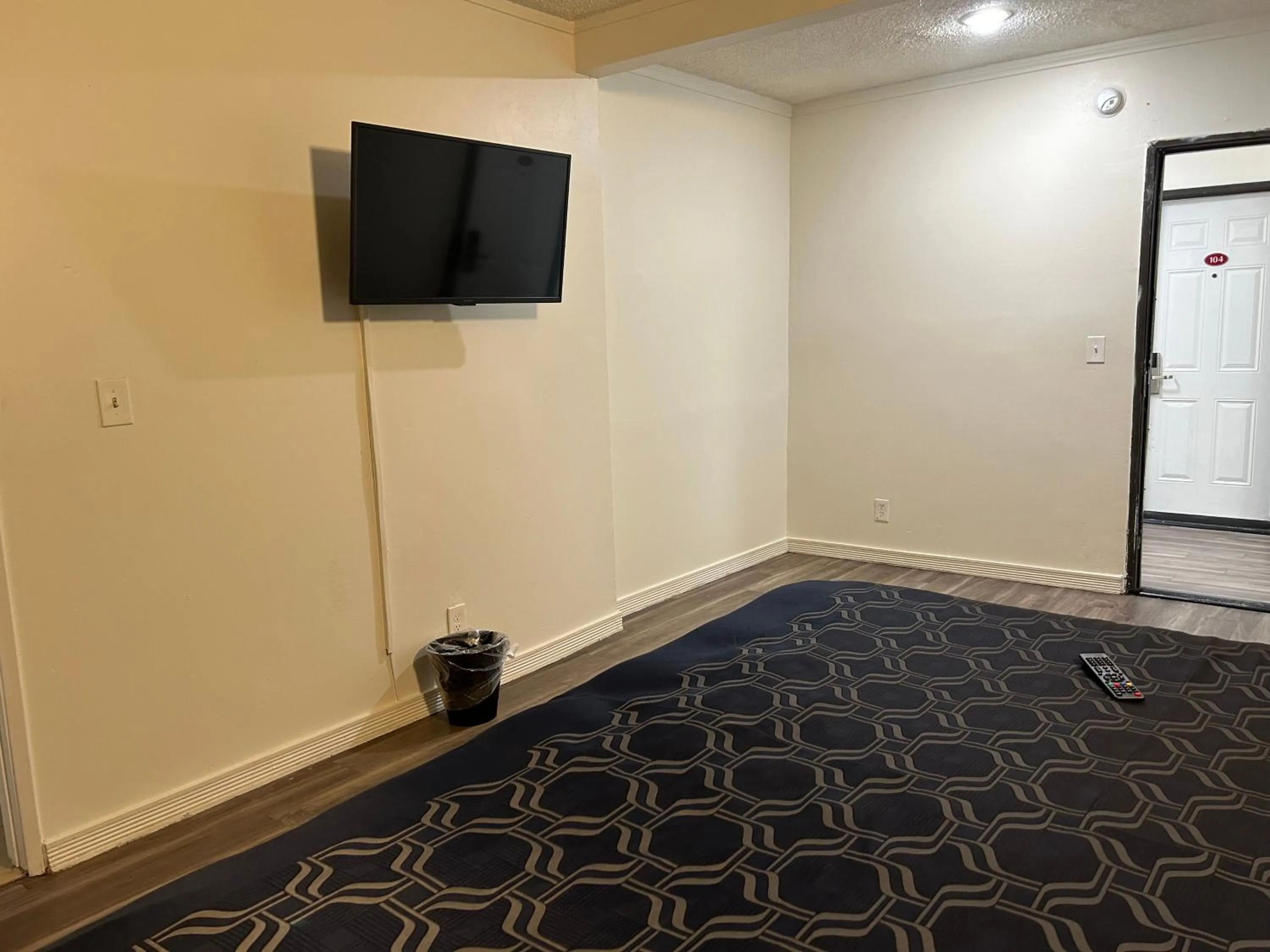 Bed in Budget Inn Hollywood