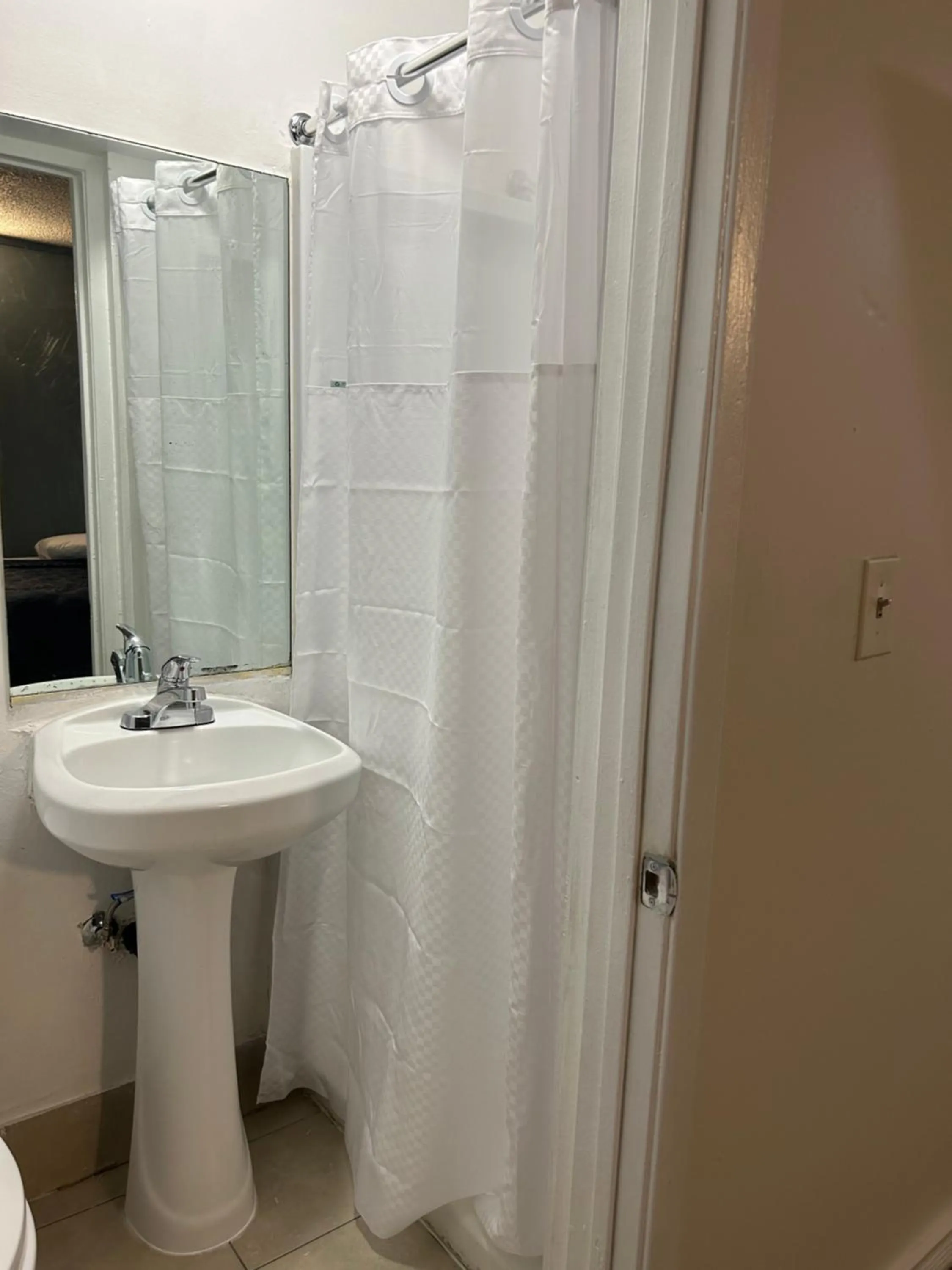 Shower in Budget Inn Hollywood