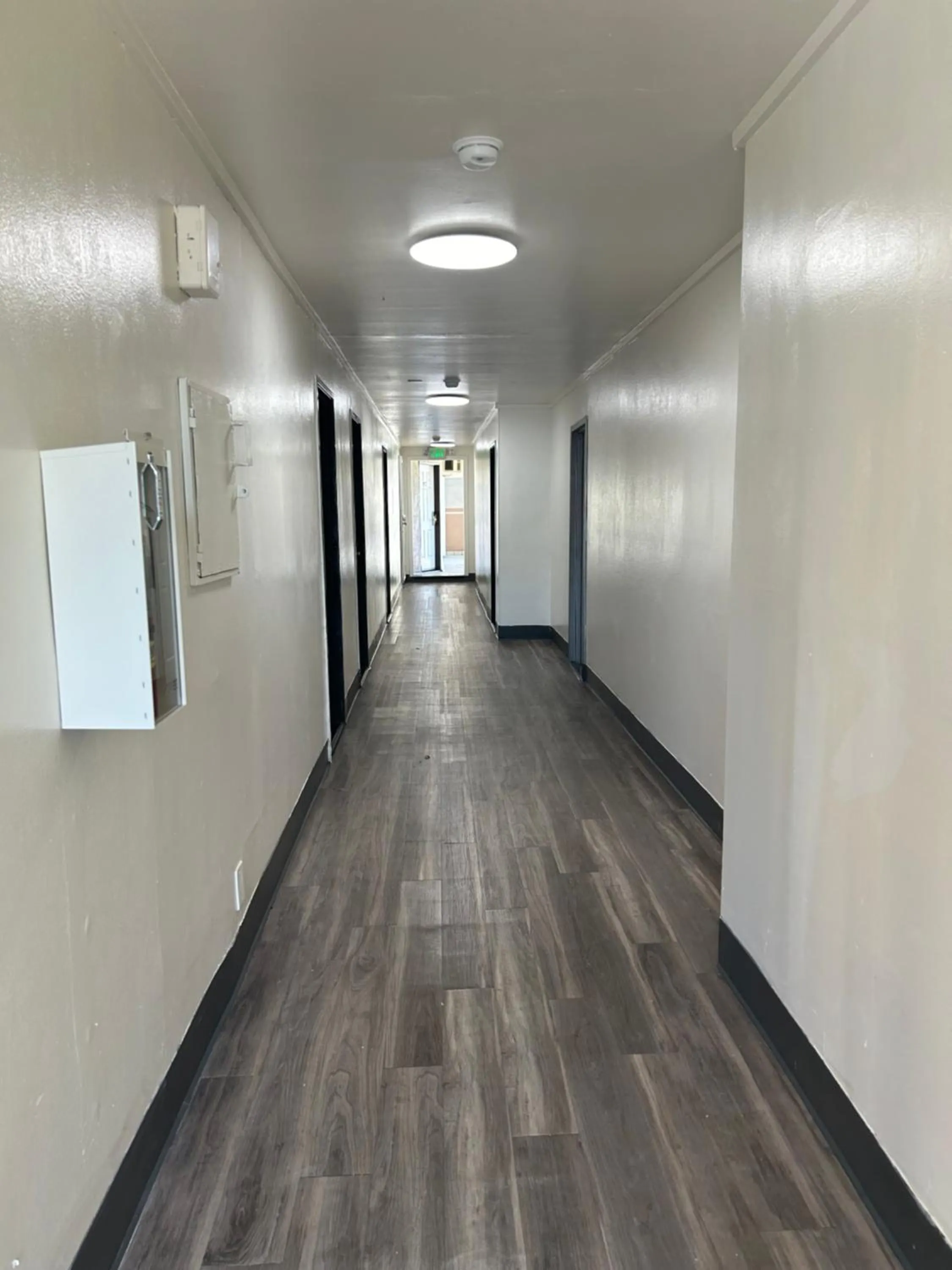 Property building in Budget Inn Hollywood