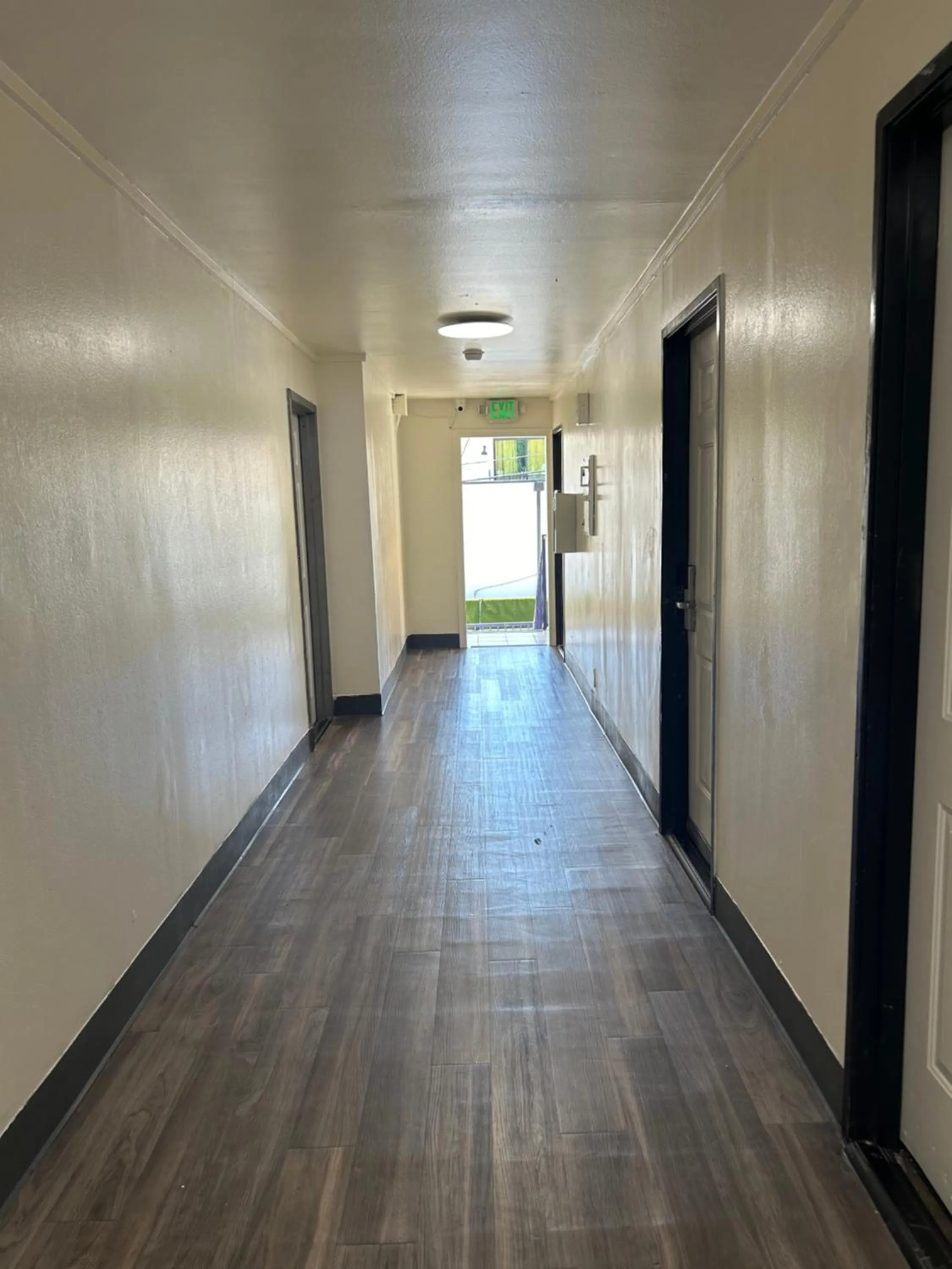 Property building in Budget Inn Hollywood